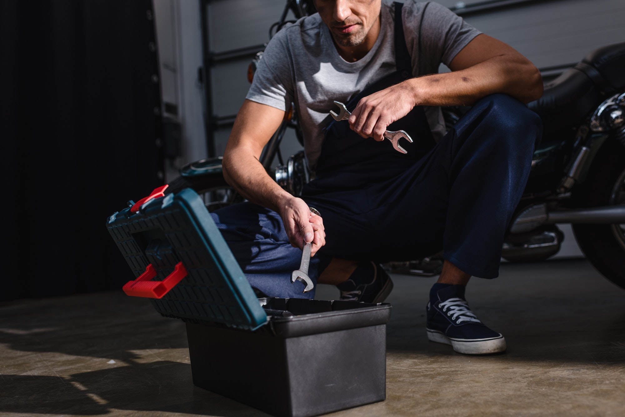 Mecánico controla batería de la moto