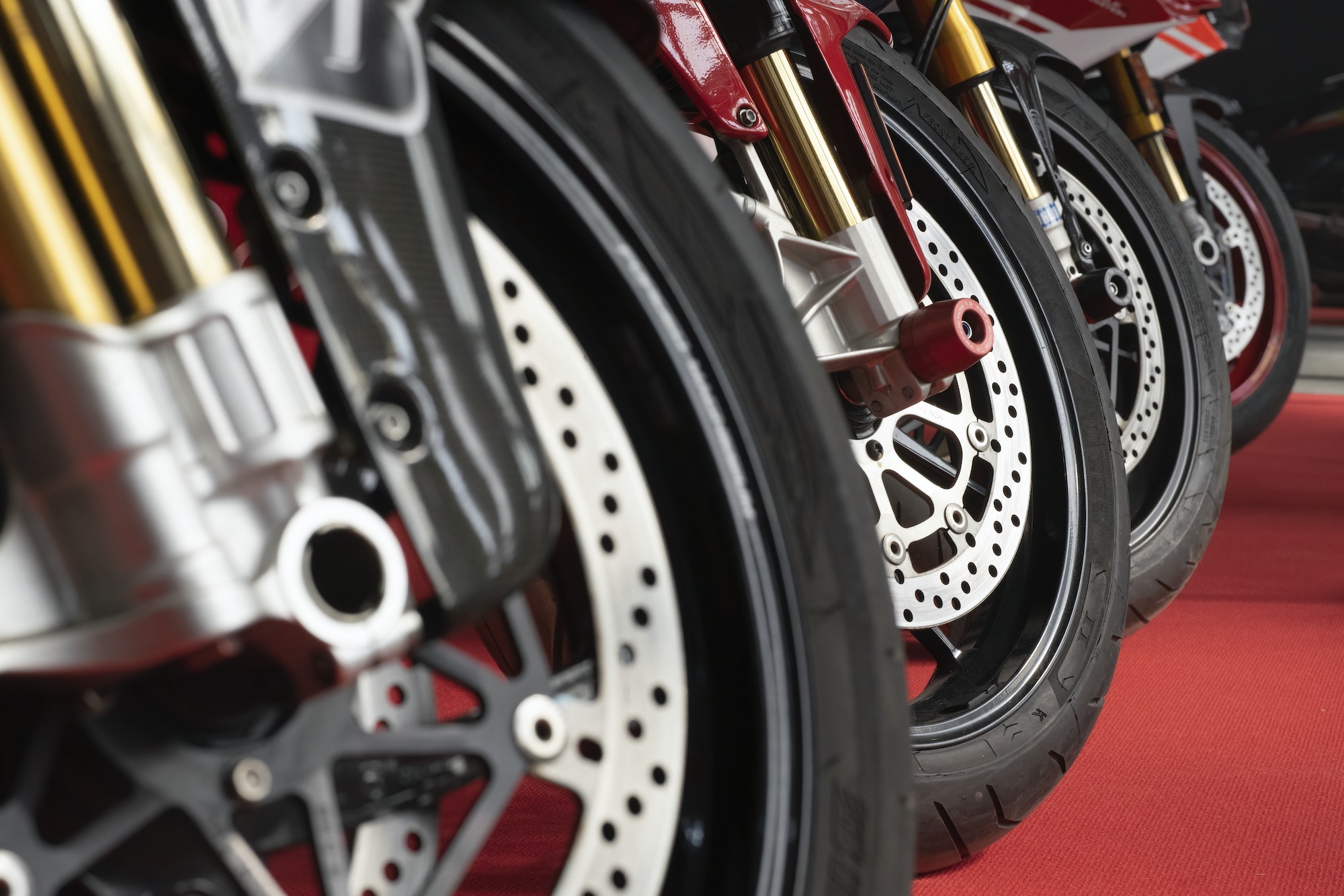 Dónde comprar neumáticos moto baratos