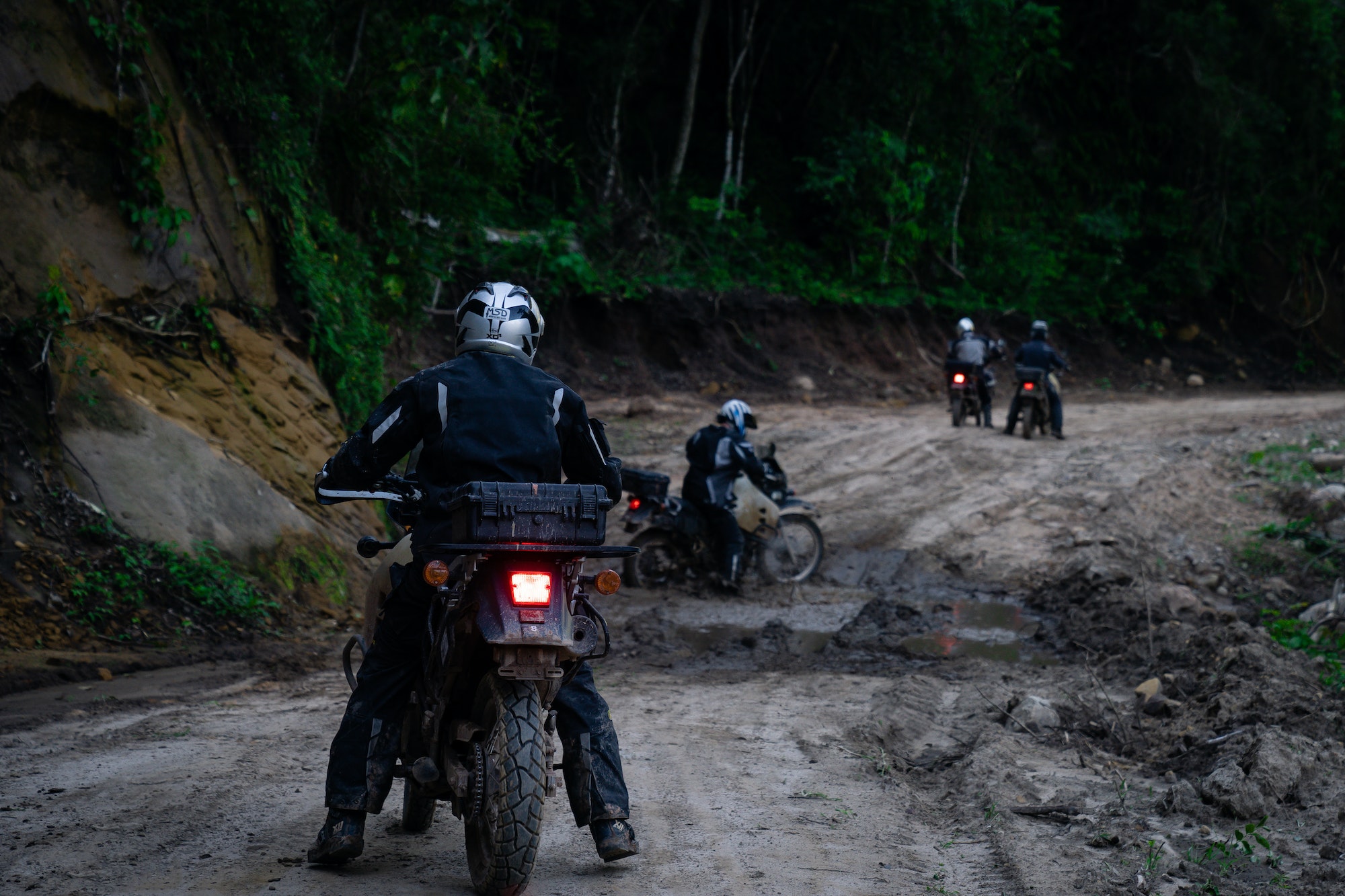 Chicos conducen motocicletas con neumáticos moto M+S