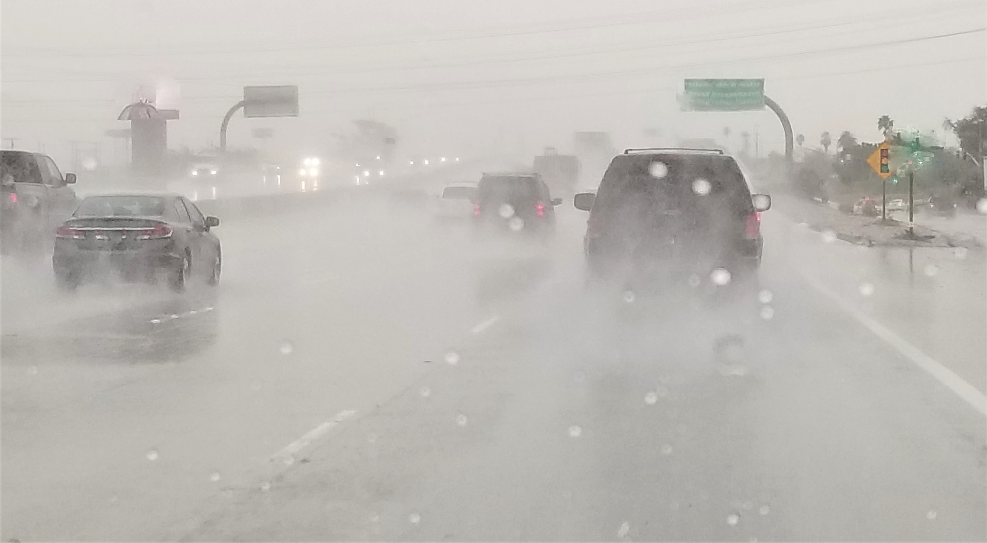 Frenar en mojado, te explicamos cómo frenar en caso de lluvia