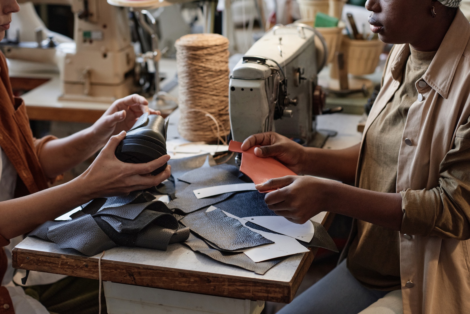 Desde Ghana llegan los zapatos hechos con neumáticos fuera de uso