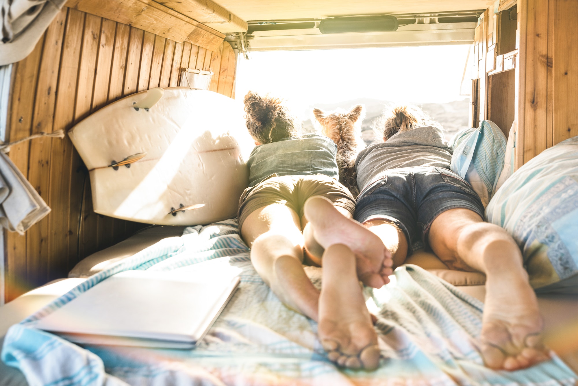 Pareja en una de esas Furgonetas camperizadas nuevas