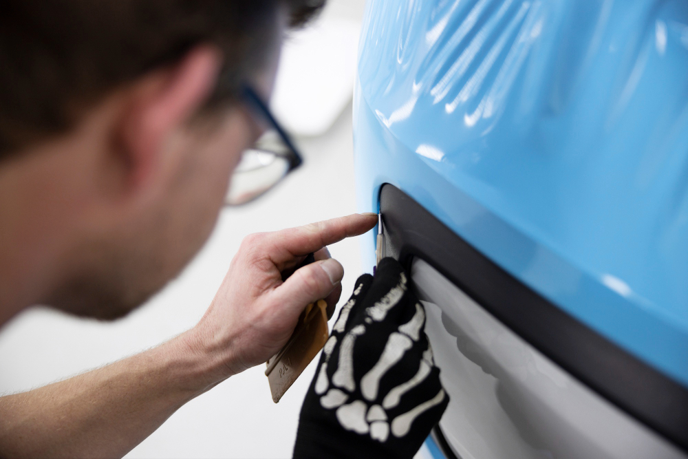 detalle mantenimiento lavado coche vinilado