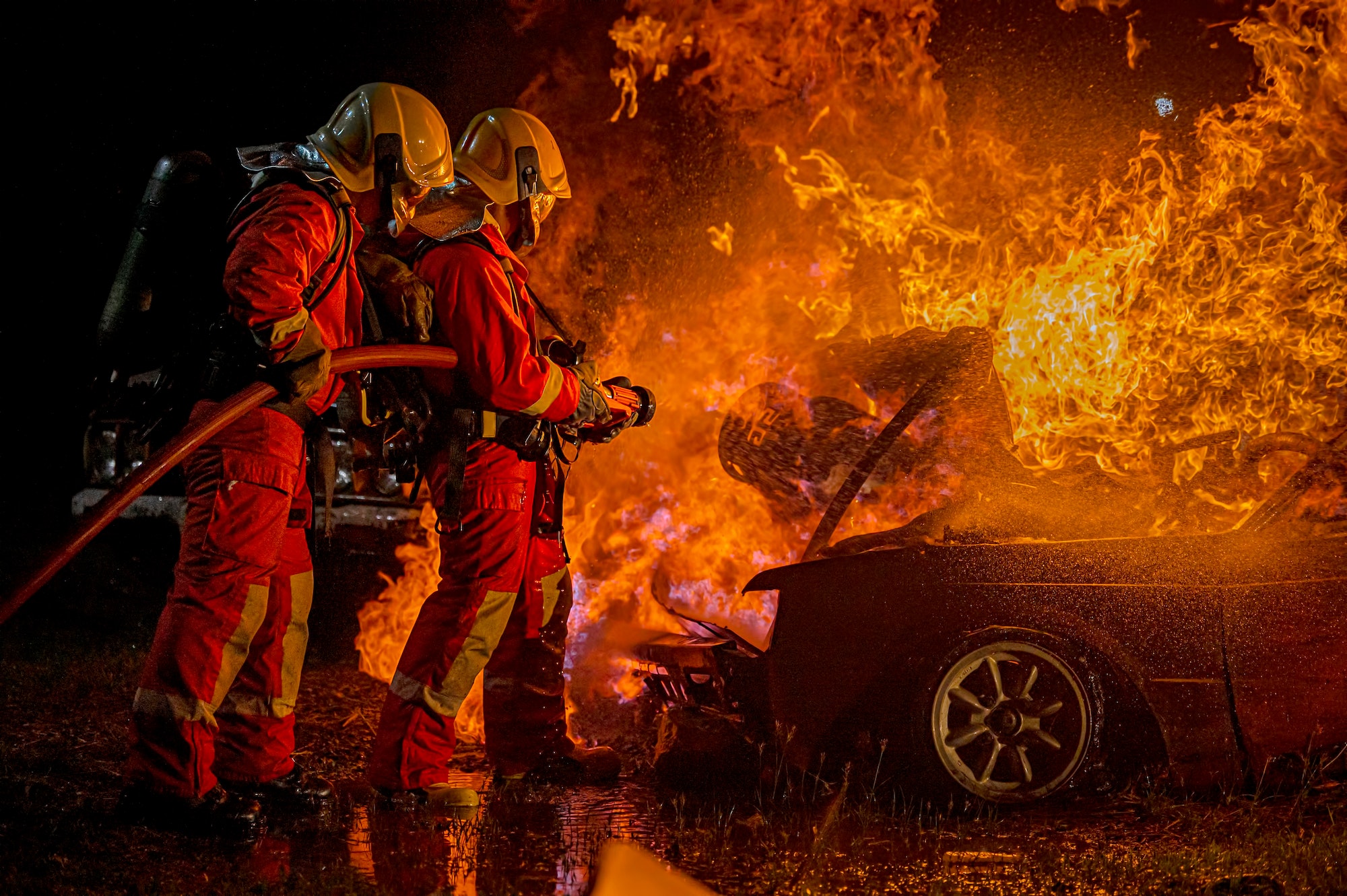 Llamas en el coche: qué hacer si el vehículo se incendia