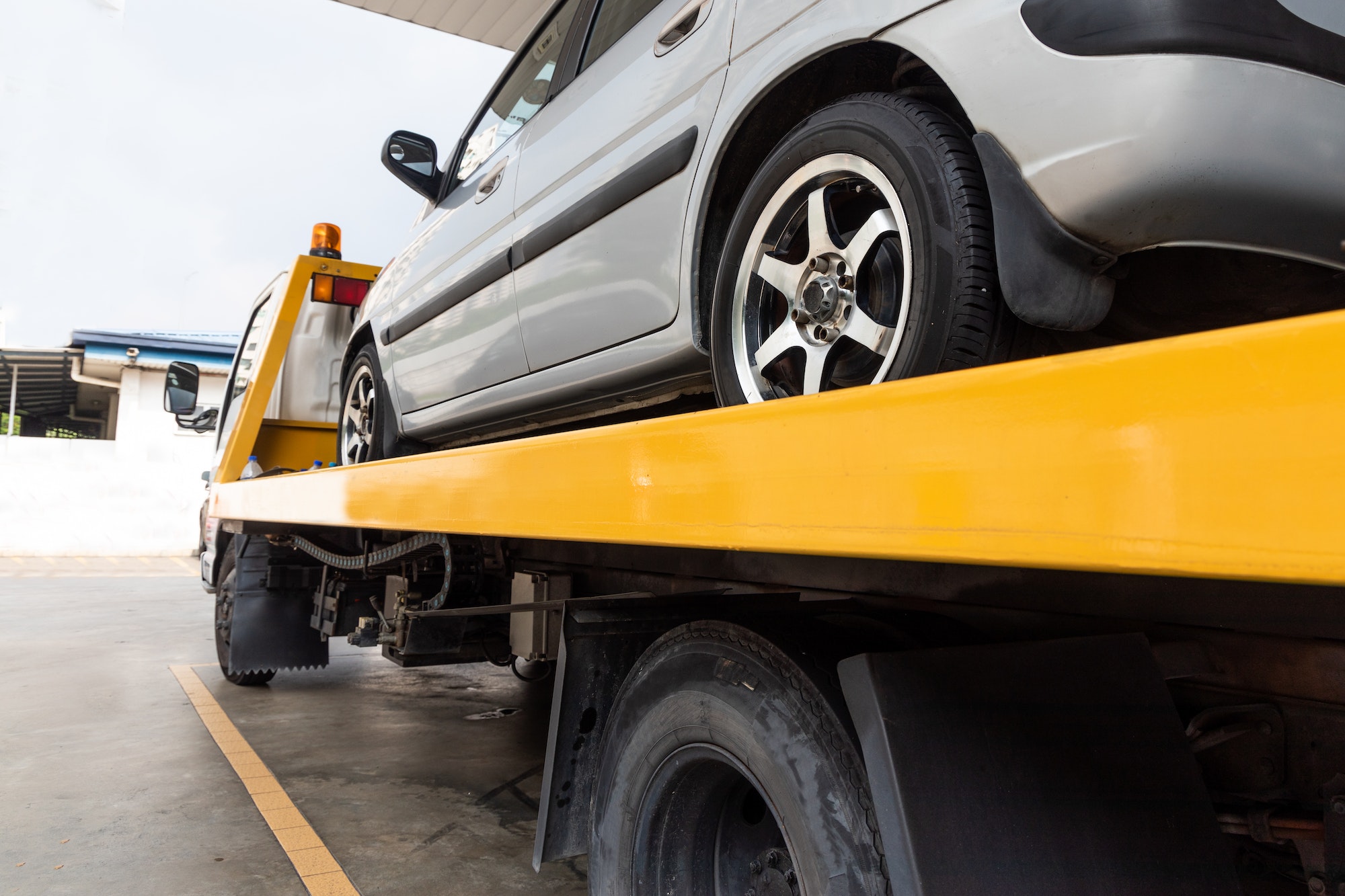 Descubre transportar coche en grúa precio