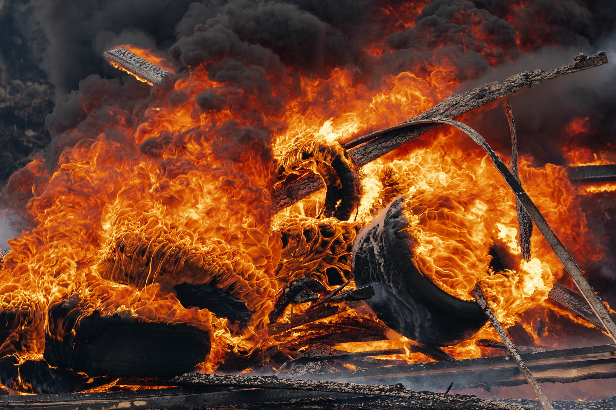 Fuego en el coche: qué hacer si el vehículo se incendia