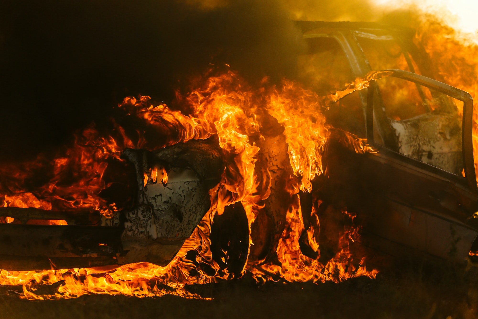 Fuego en el coche: qué hacer si el vehículo se incendia