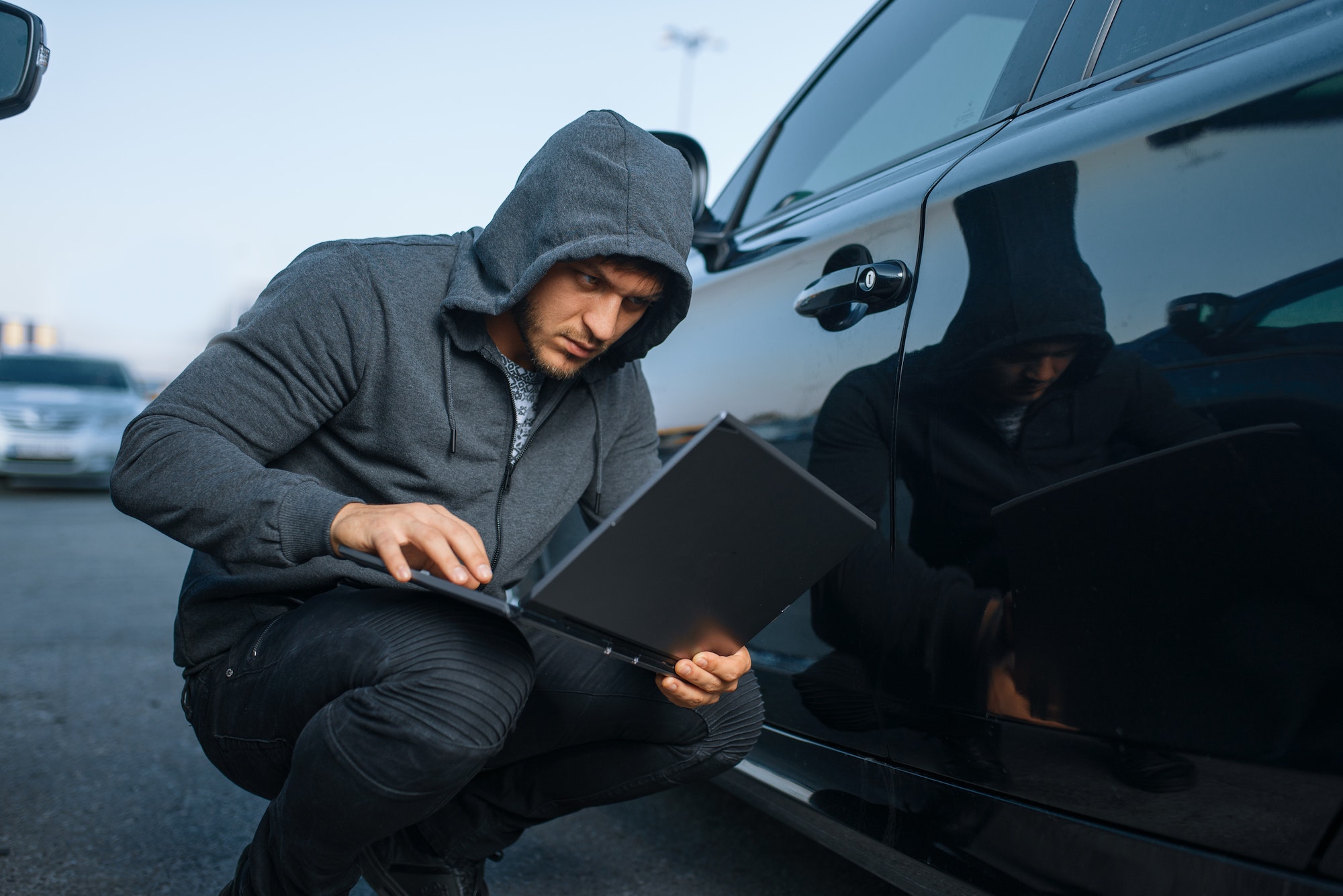 Ladron intenta robar ruedas del coche