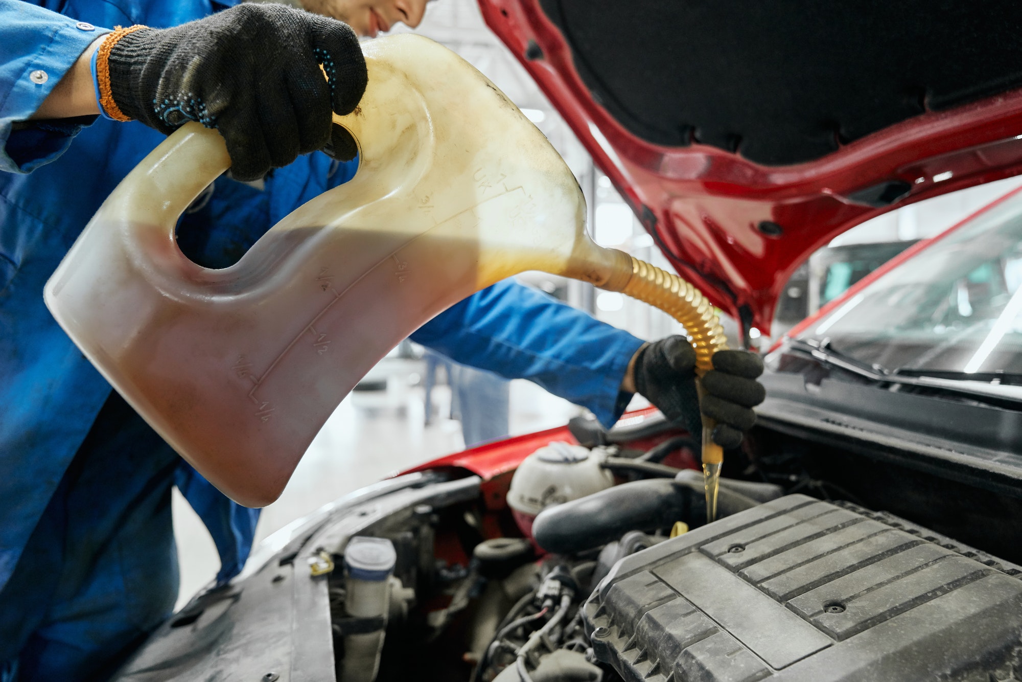 Qué pasa si echas demasiado aceite al coche