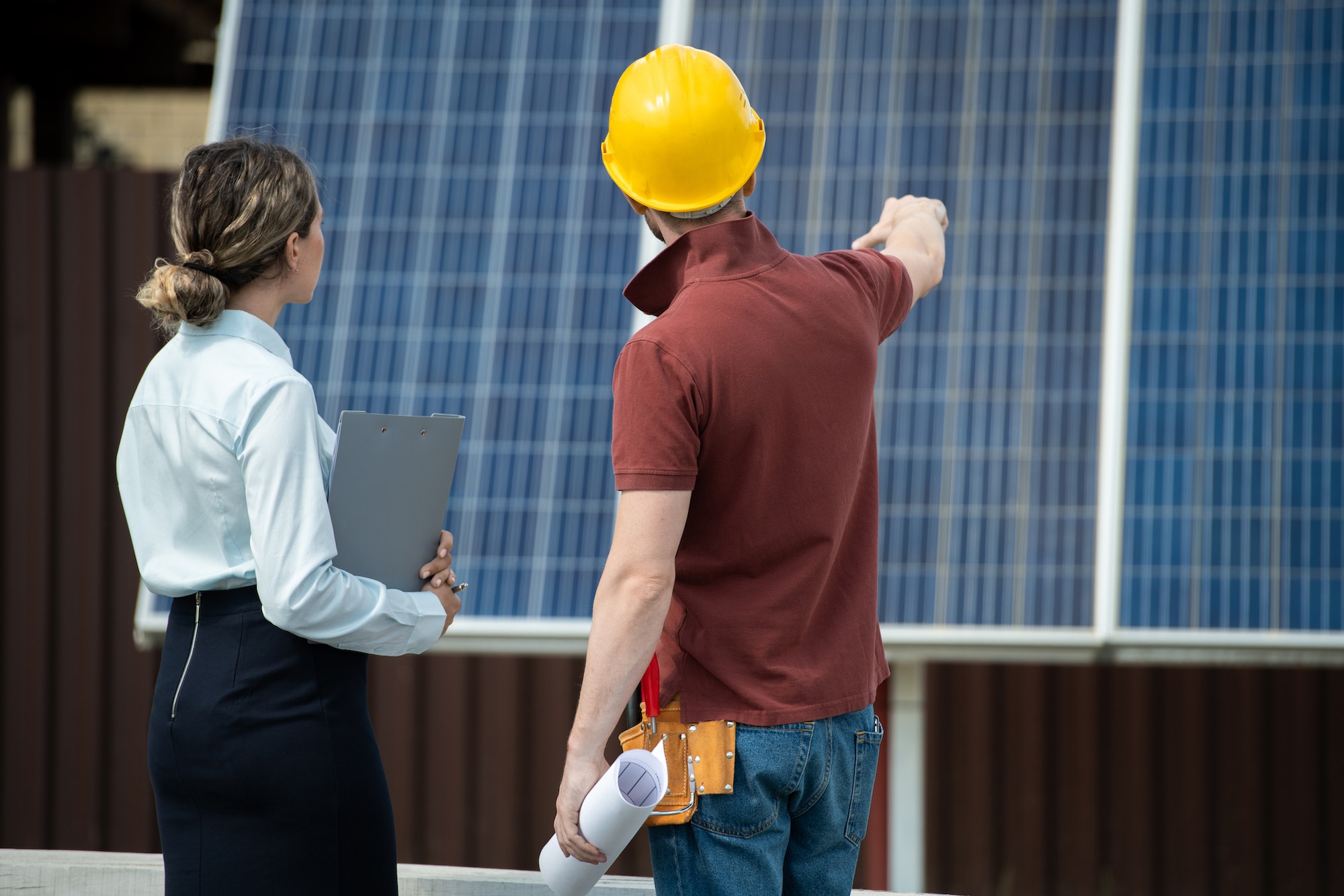 Montan paneles solares para recargar coches