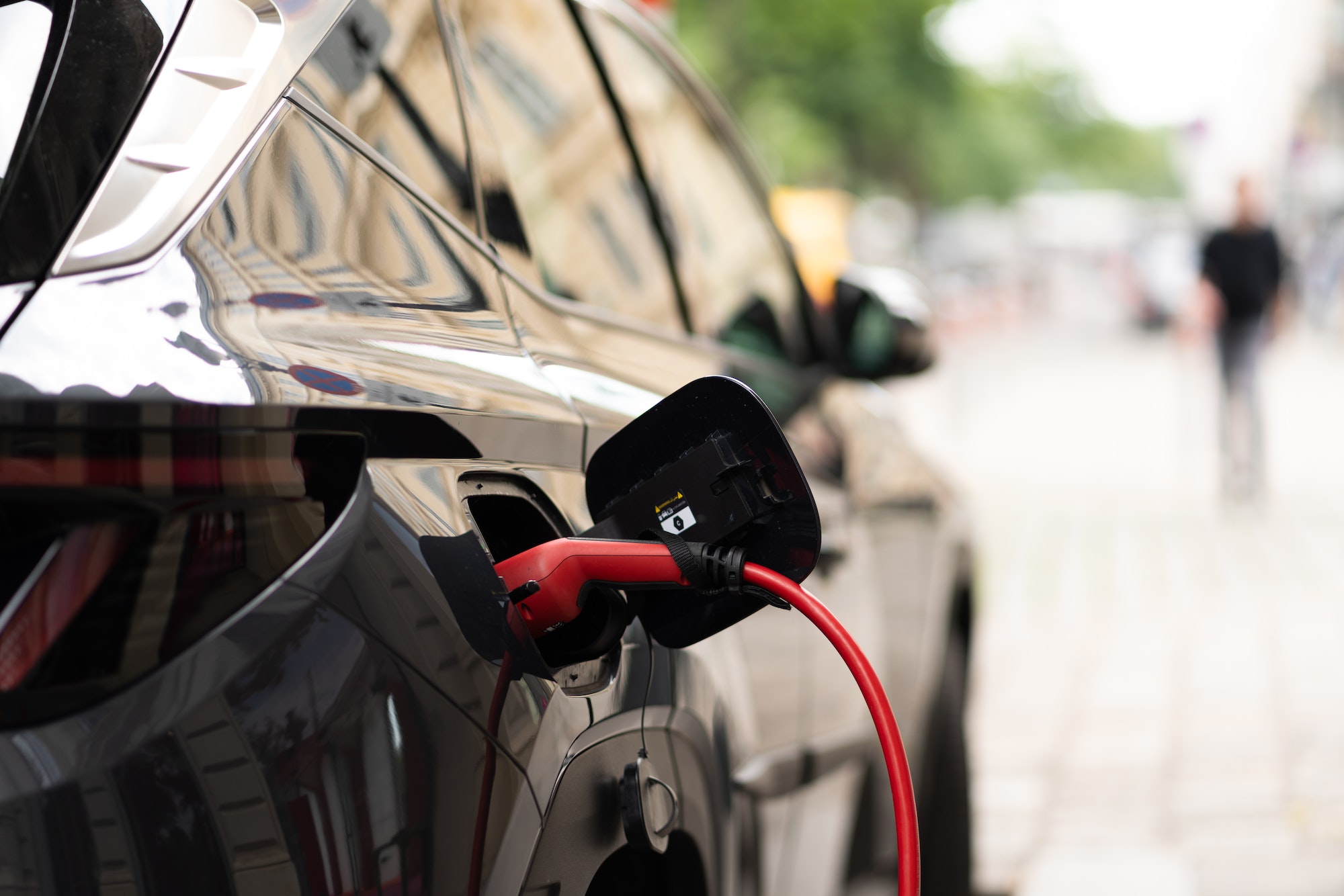 Cargar coche eléctrico en enchufe normal