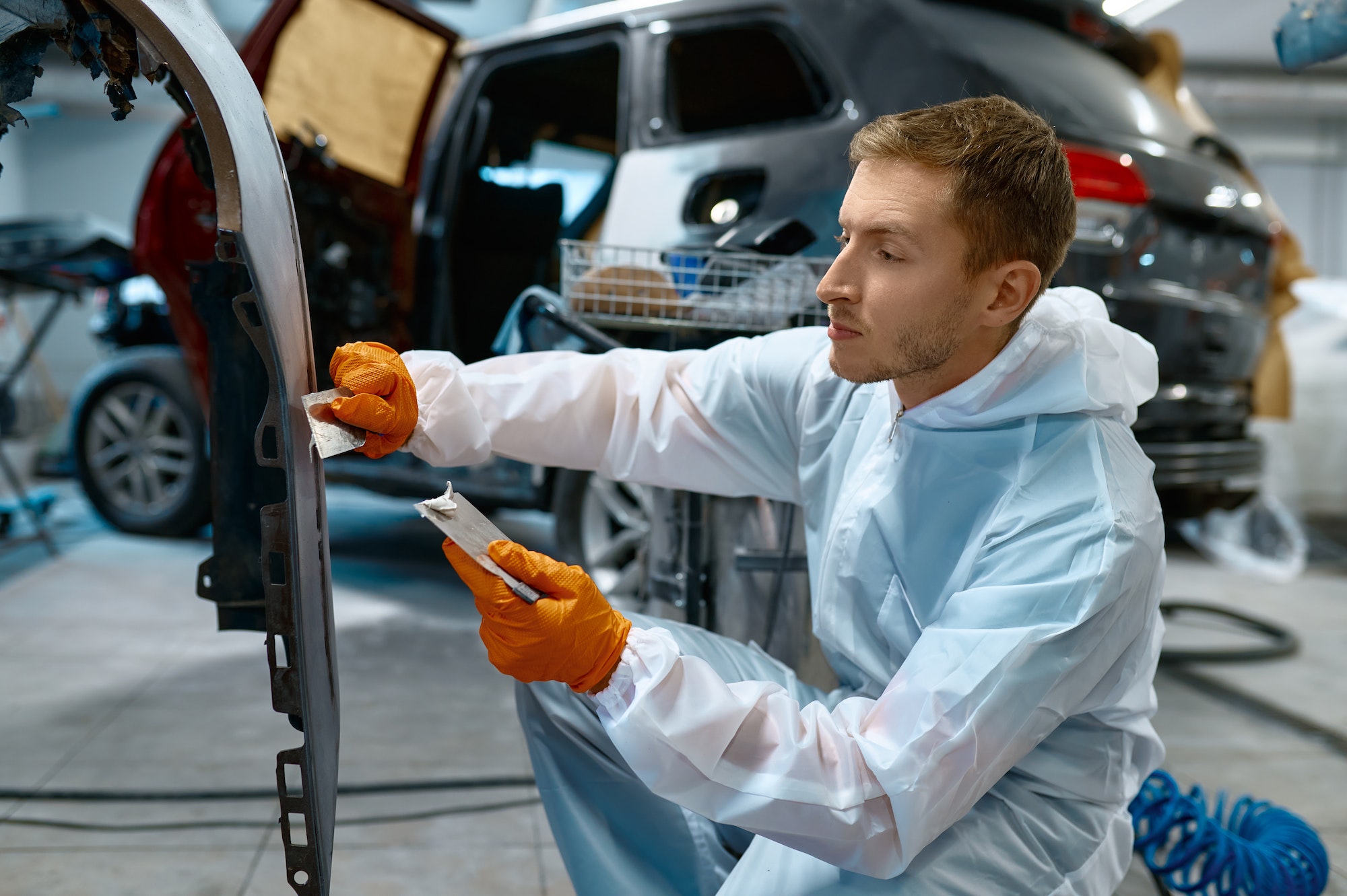 Mal reparación de la carrocería del coche. La masilla se está despegando  del metal Fotografía de stock - Alamy