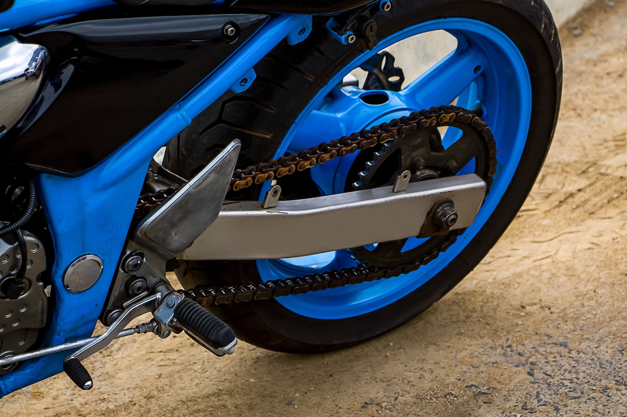 Spray para reparar neumáticos de moto: pros y contras