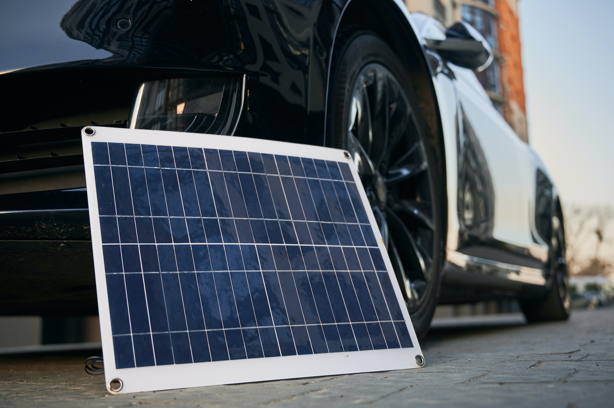 Cargar coche eléctrico con placas solares