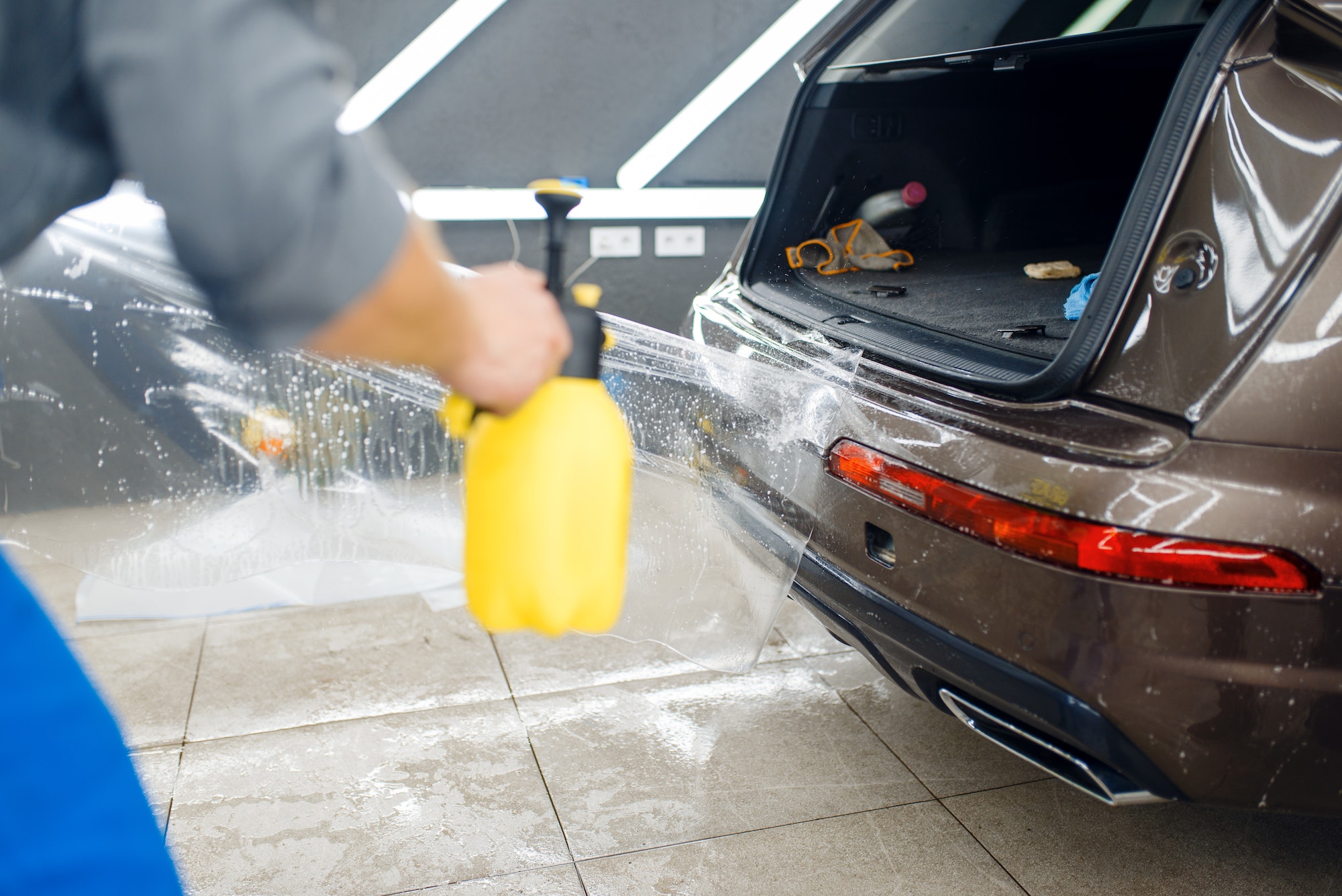 Reparar y arreglar parachoques descolgado