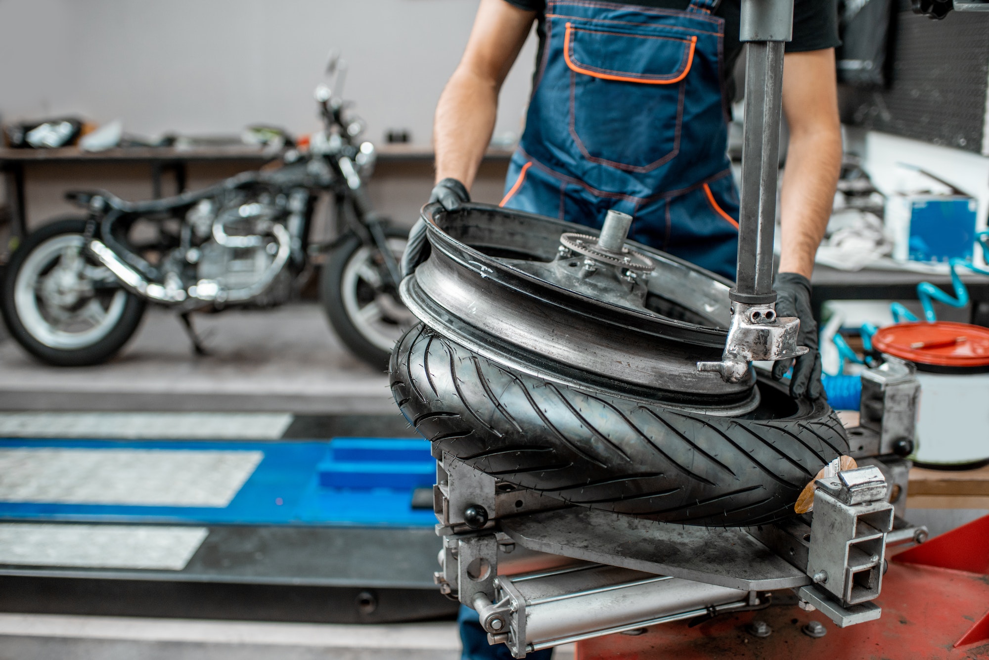 Mecánico monta un neumático de moto nuevo
