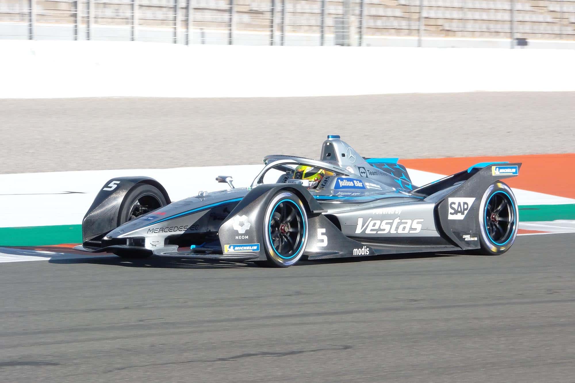 Un coche de Fórmula E durante una carrera