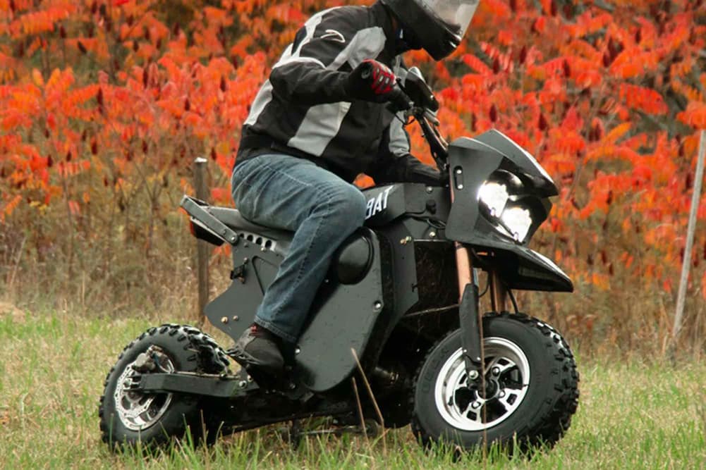 Una moto eléctrica sobre cesped