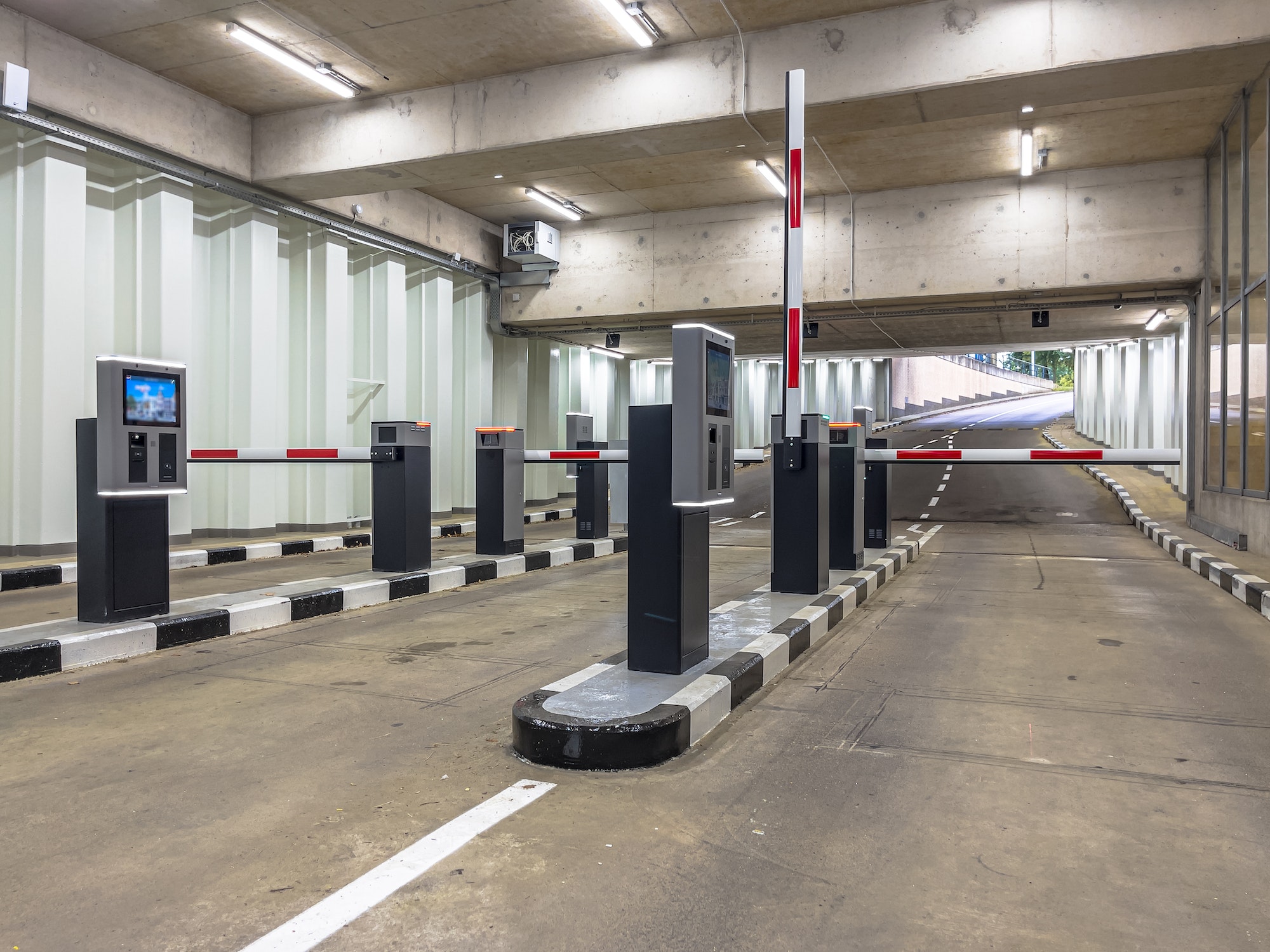 Los coches eléctricos pesan demasiado: en Reino Unido los garajes podrían derrumbarse