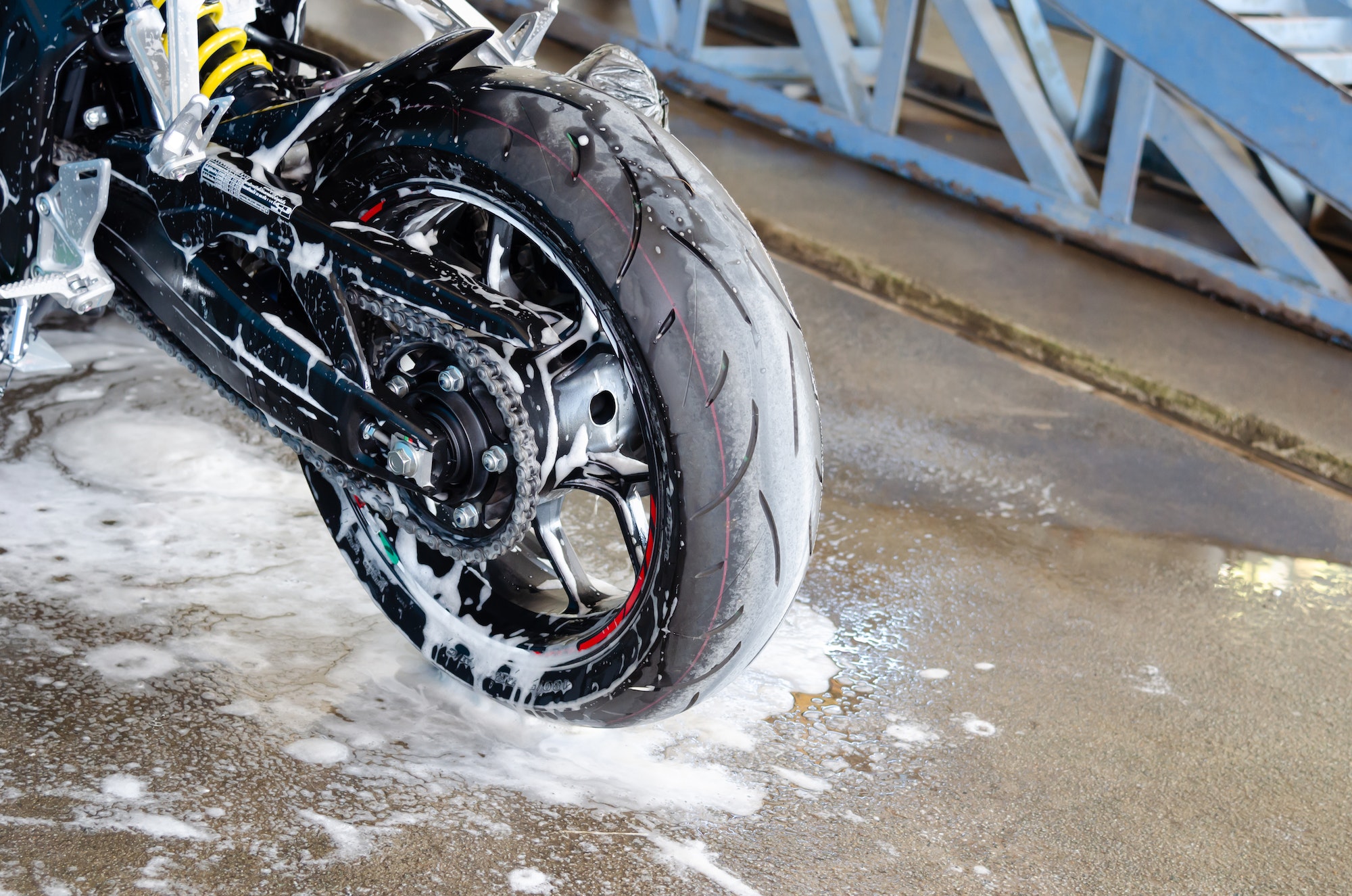 Engrasa y limpia la cadena de tu moto
