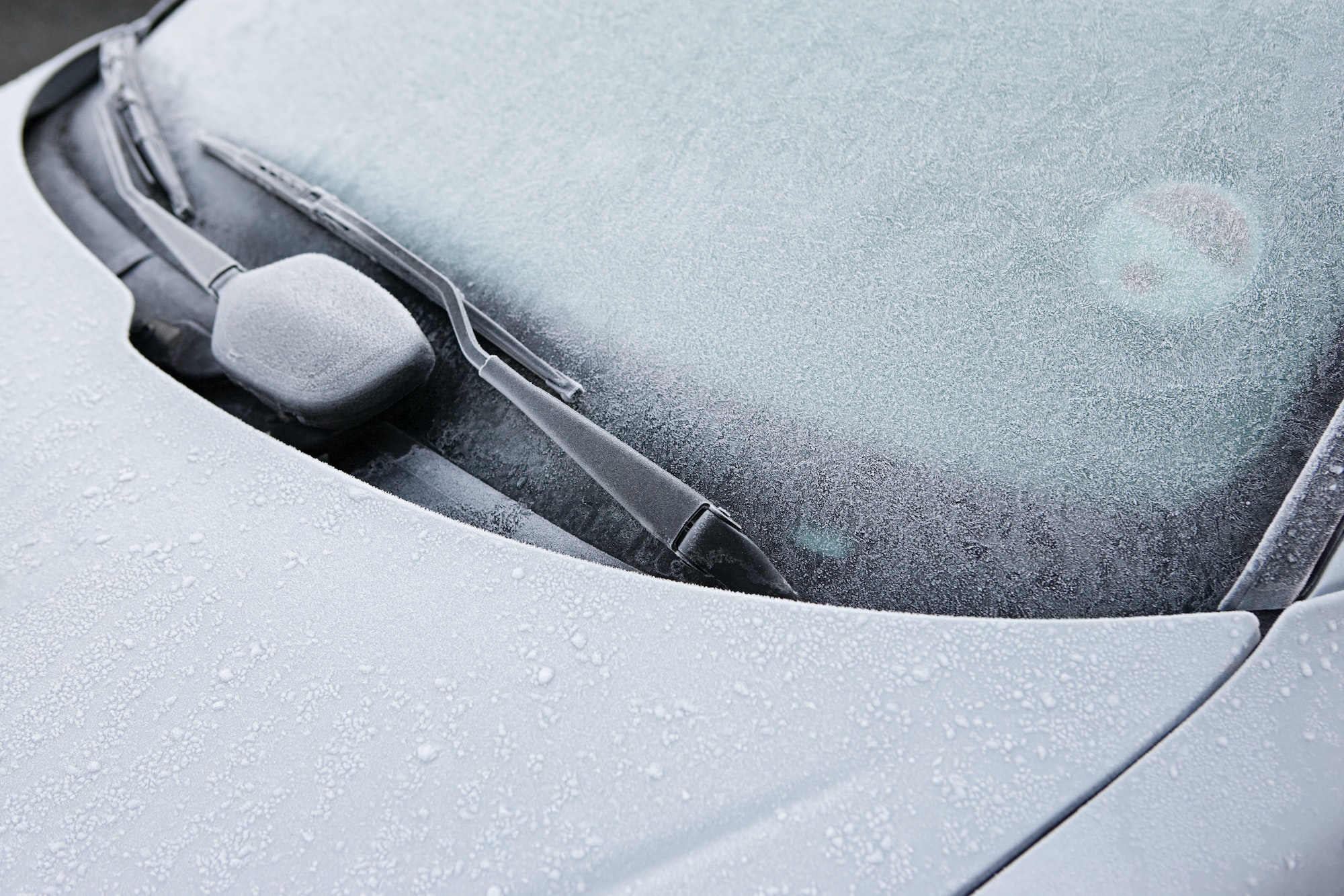 Hielo en los cristales del coche: cómo quitarlo sin daños