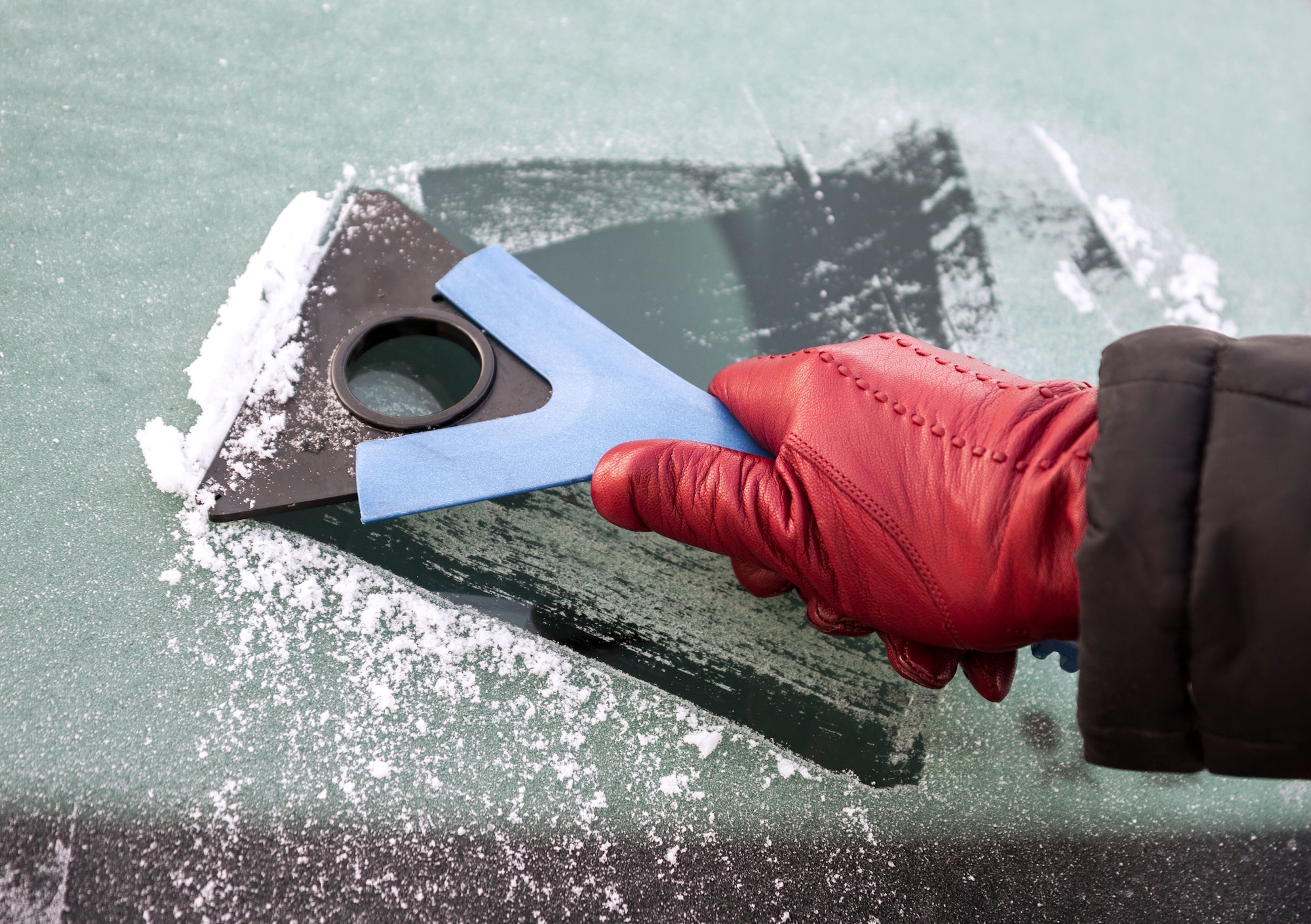 Hielo en los cristales del coche: trucos para quitarlo y evitar su formación