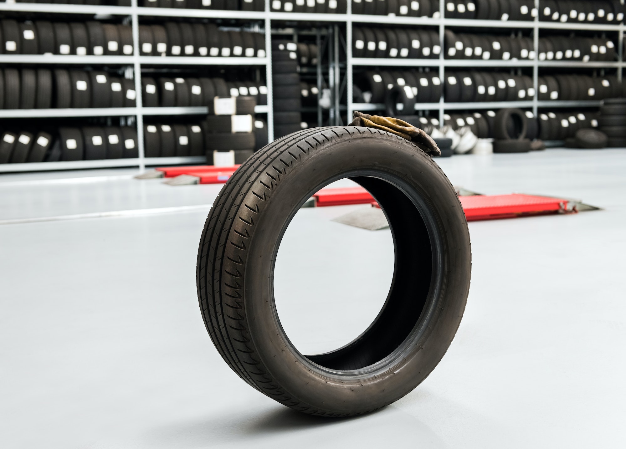 Cómo guardar neumáticos en el garaje con o sin llantas