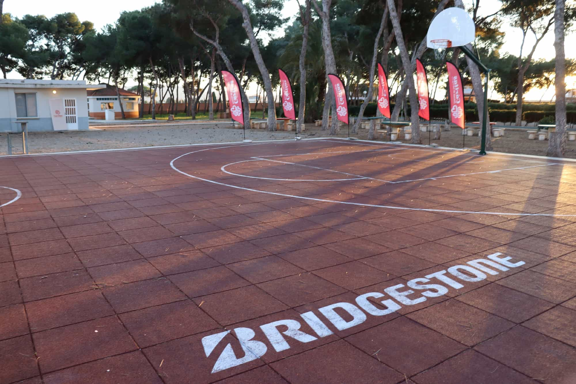 Mmartinyca, Caritas y Bridgestone promueven una pista de baloncesto solidaria en Las Urrutias (Murcia)