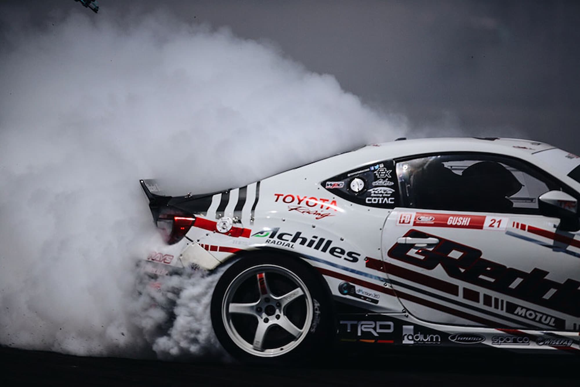 Neumáticos Achilles haciendo drifting