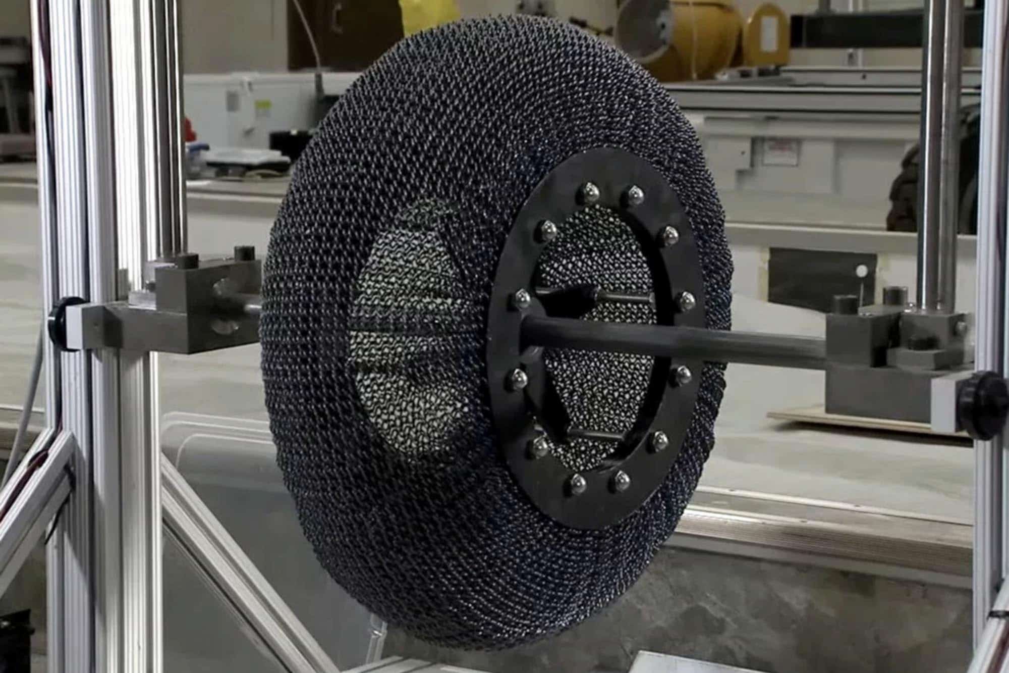 Un neumático usado en la luna pronto llegará a los scooters eléctricos