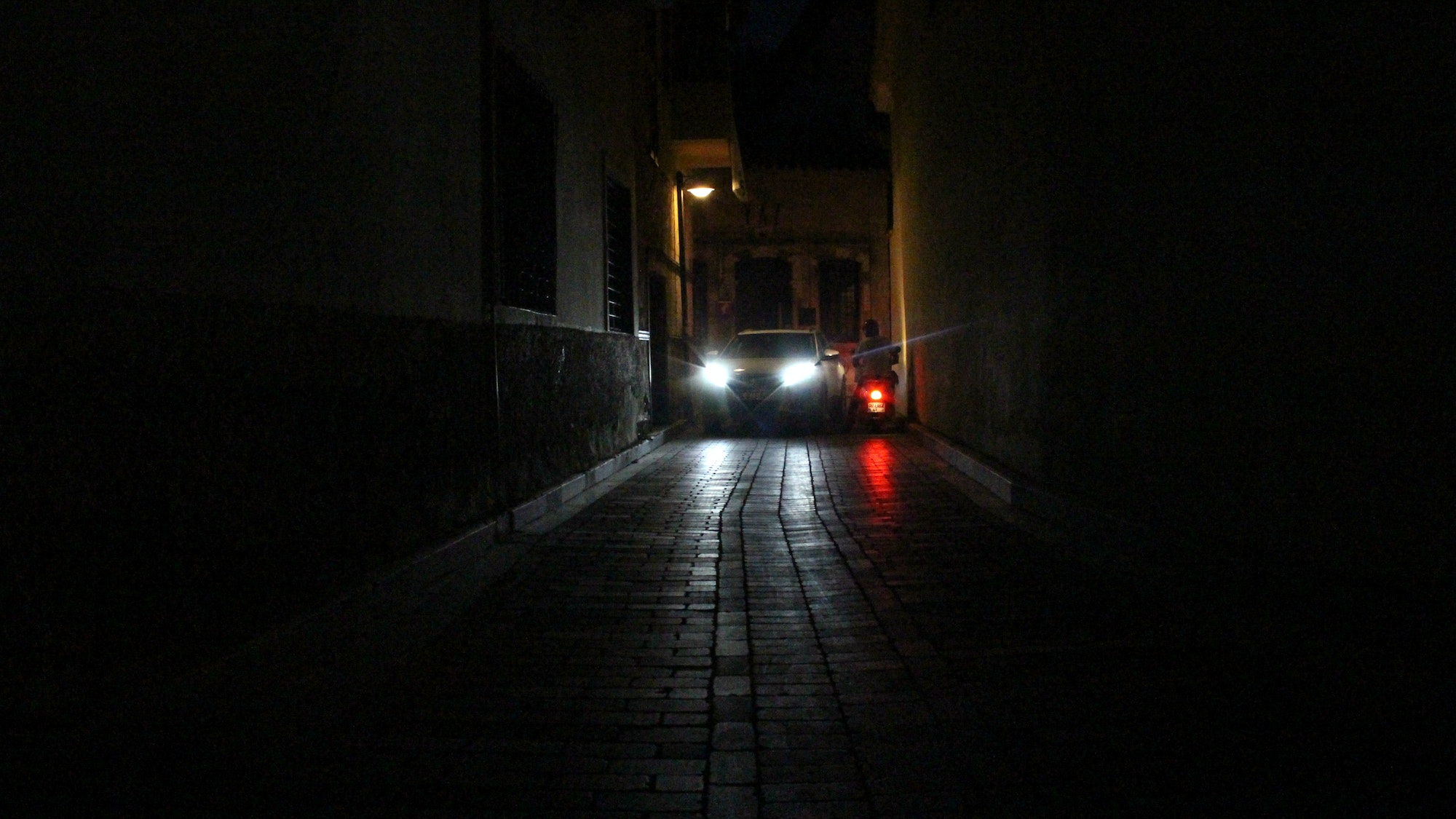 Si aparcas en calles oscuras, es menos probable que te roben el coche