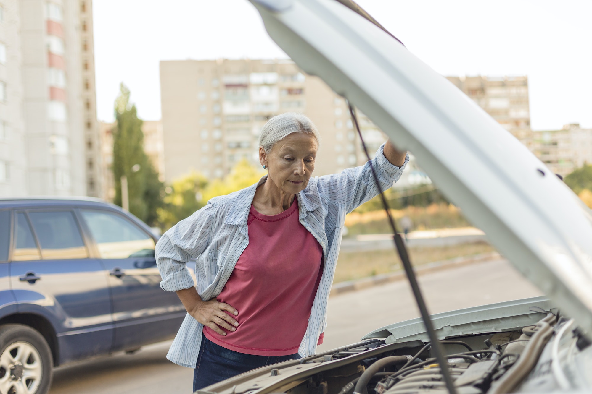 Sale humo del capó del coche