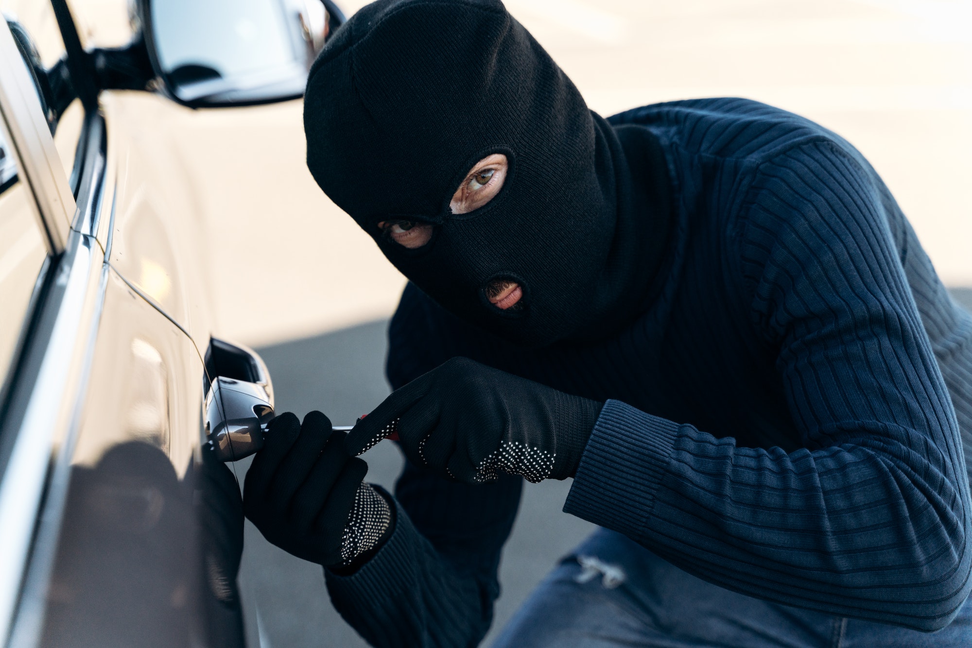 Si aparcas en calles oscuras, es menos probable que te roben el coche