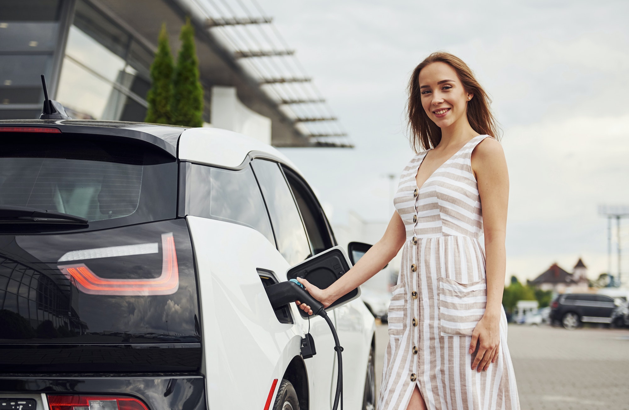 ¿Los coches eléctricos contaminan menos que los de gasolina?