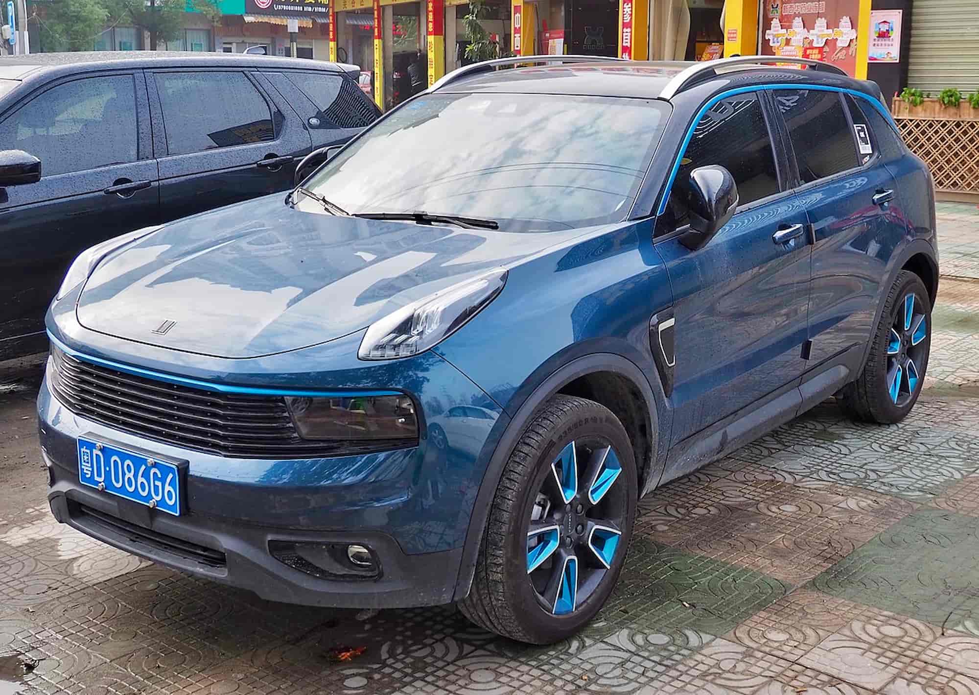 Un coche Lynk & Co azul