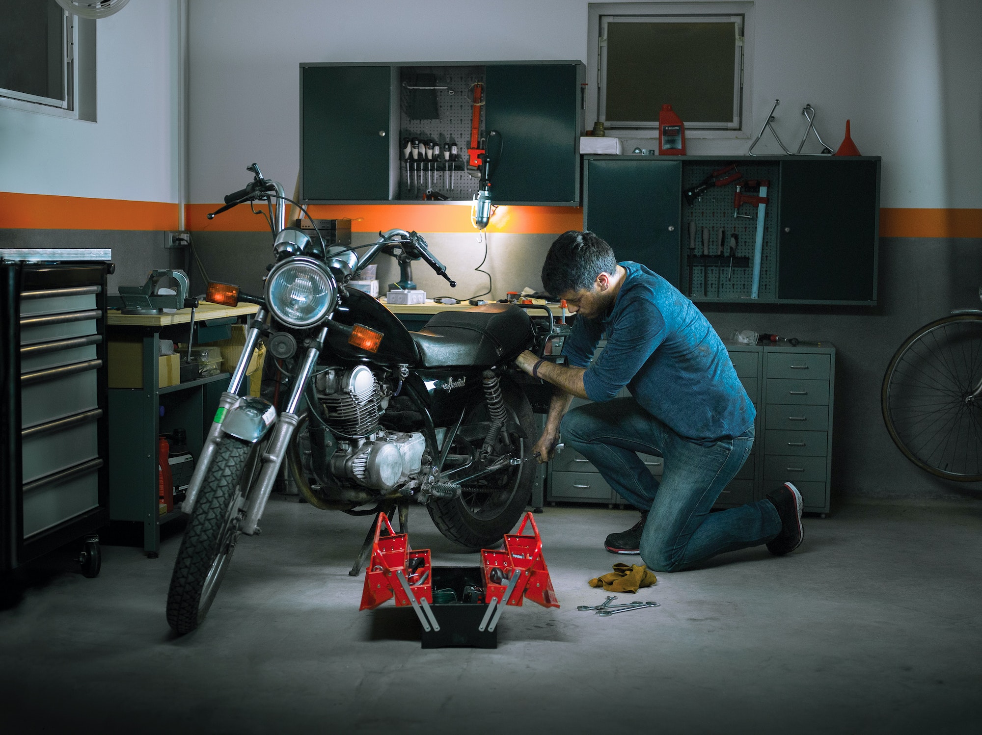 Moto 2t echa mucho humo blanco