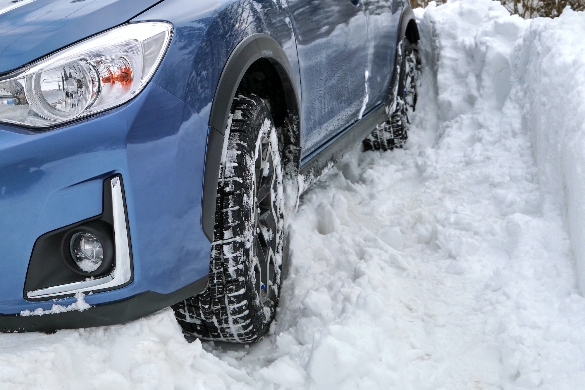 Batería descargada y neumáticos desinflados: los riesgos del frío para el coche