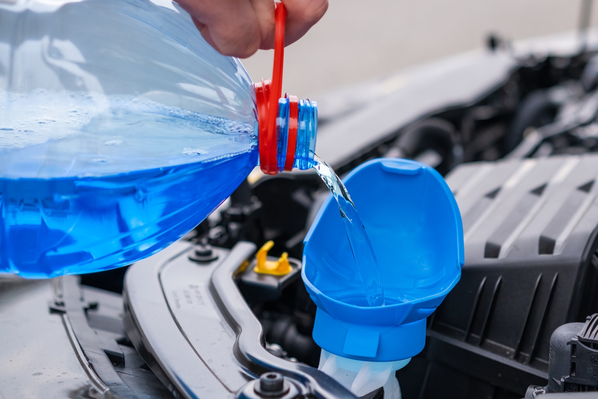 Puedes utilizar agua como sustituto del refrigerante en el coche?