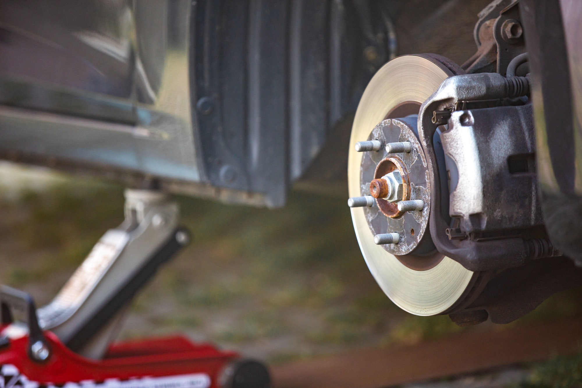 Cómo saber cuando cambiar discos, pastillas u otros componentes del sistema de frenado