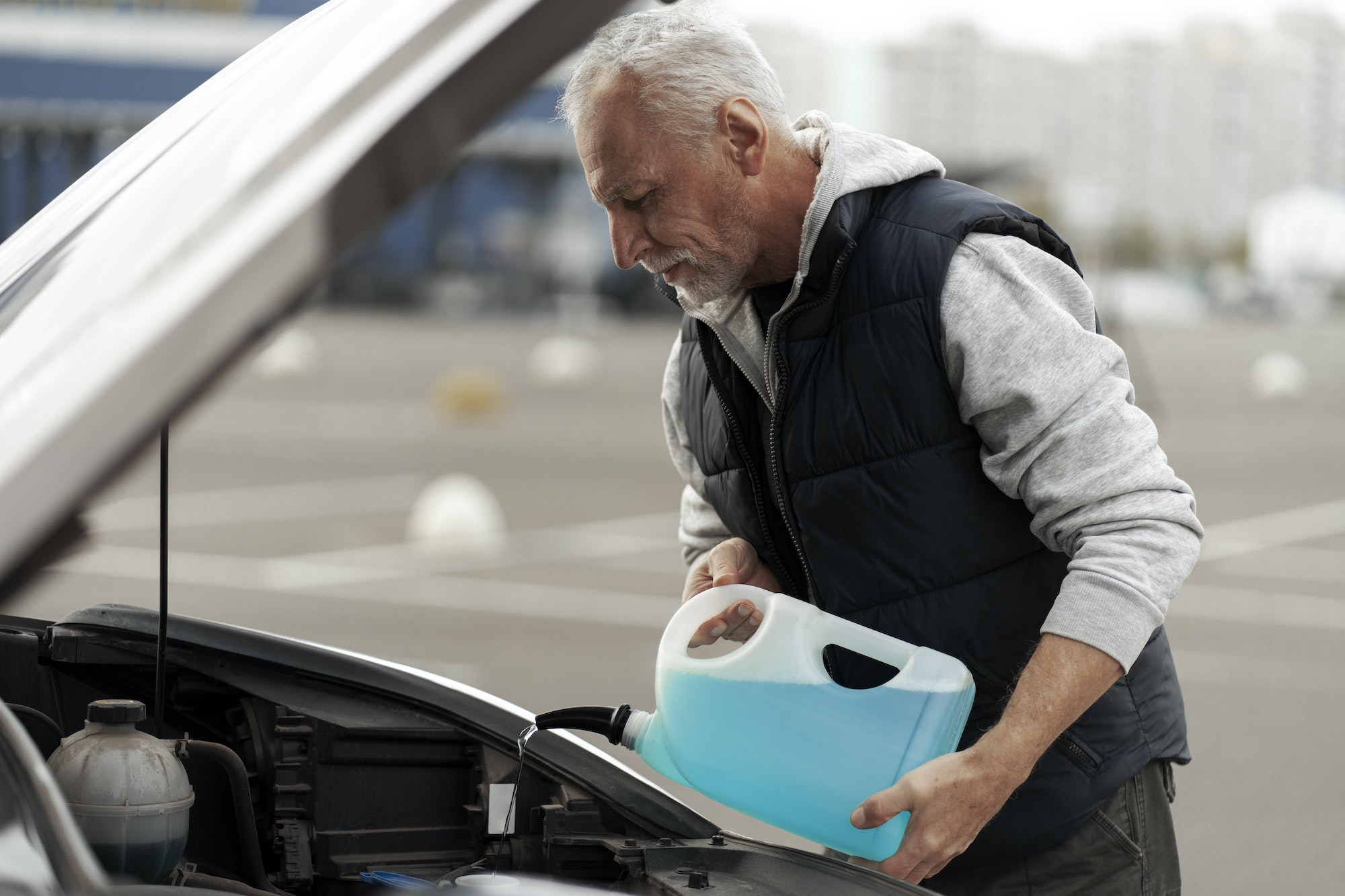 Agua en el radiador del coche: ¿destilada o del grifo?