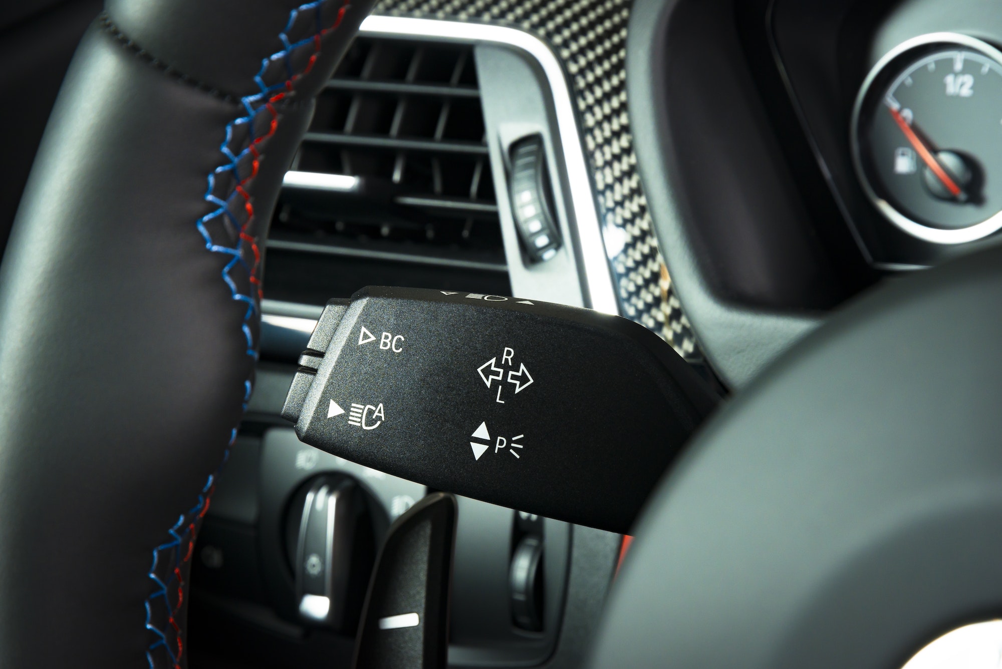 Cómo usar los intermitentes o luces indicadoras de dirección