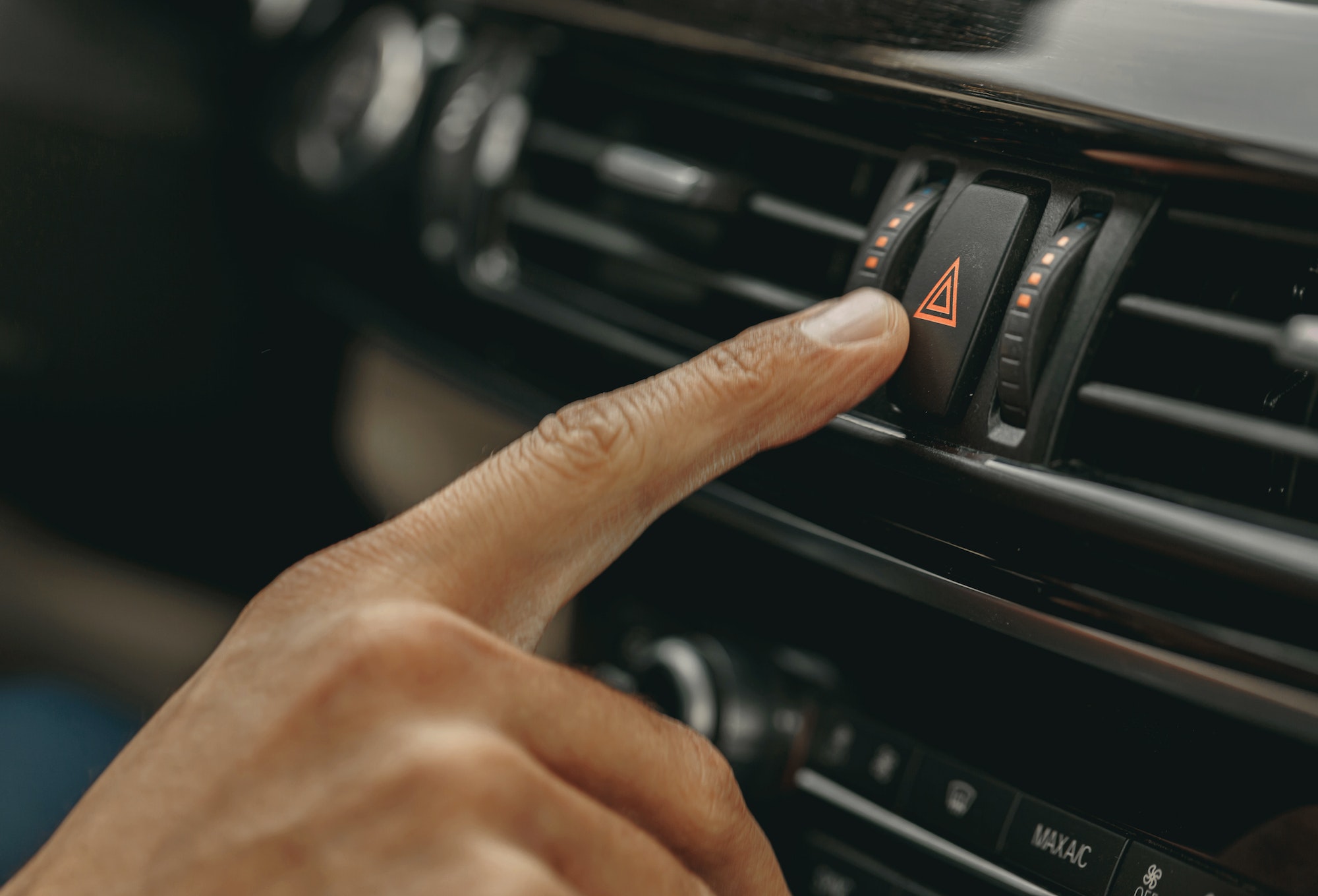 Testigo del pedal de freno pisado, si se enciende para el coche y llama a la grúa