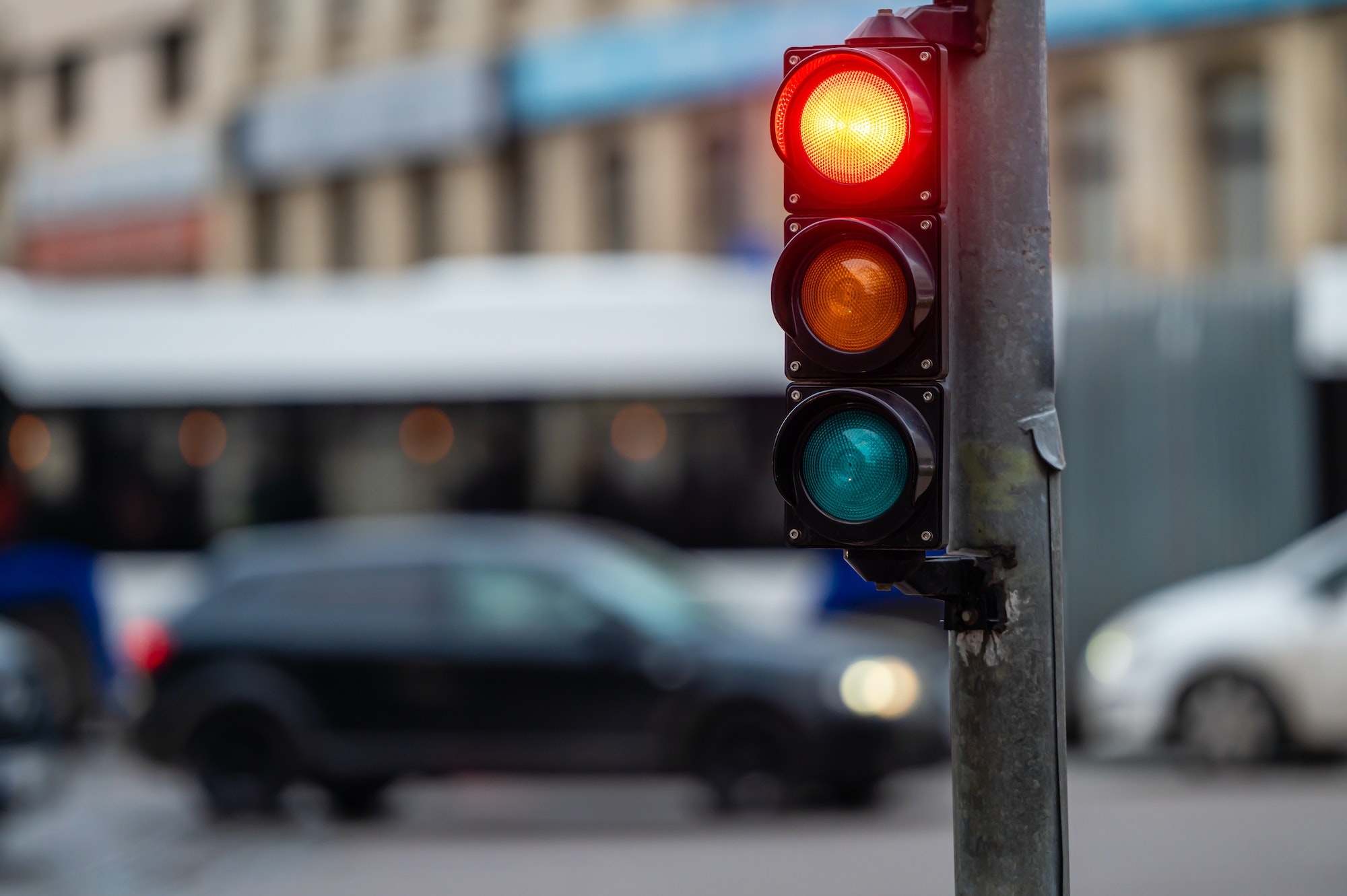 Habrá luz blanca extra en los semáforos para los coches autónomos
