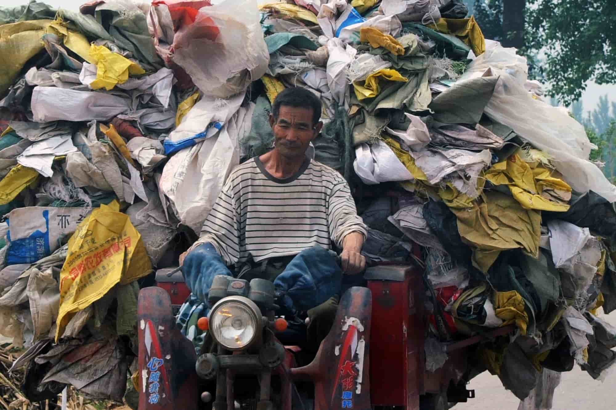 Cuanto puede sobresalir la carga en una moto