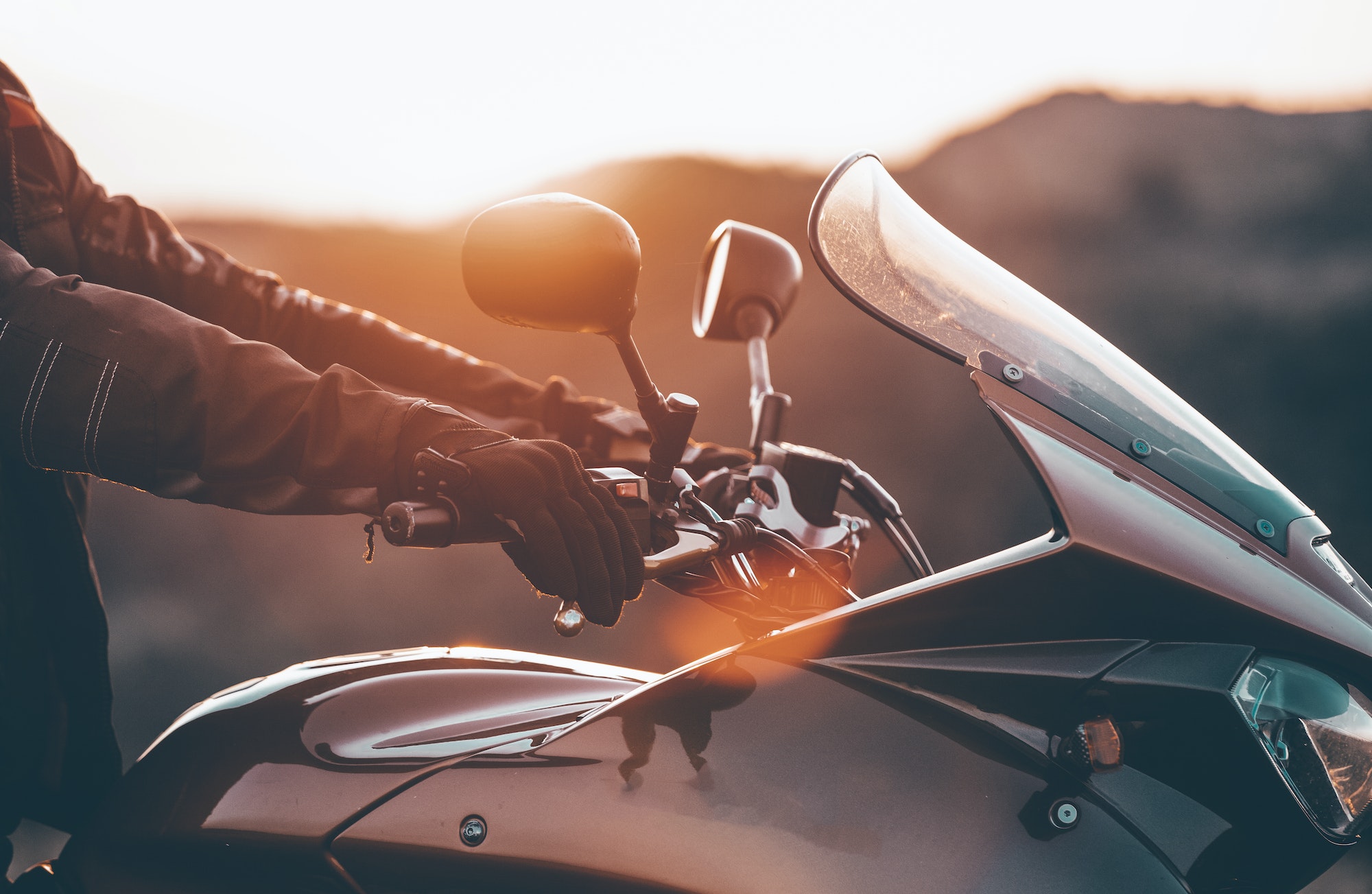 Cuanto puede sobresalir la carga en una moto