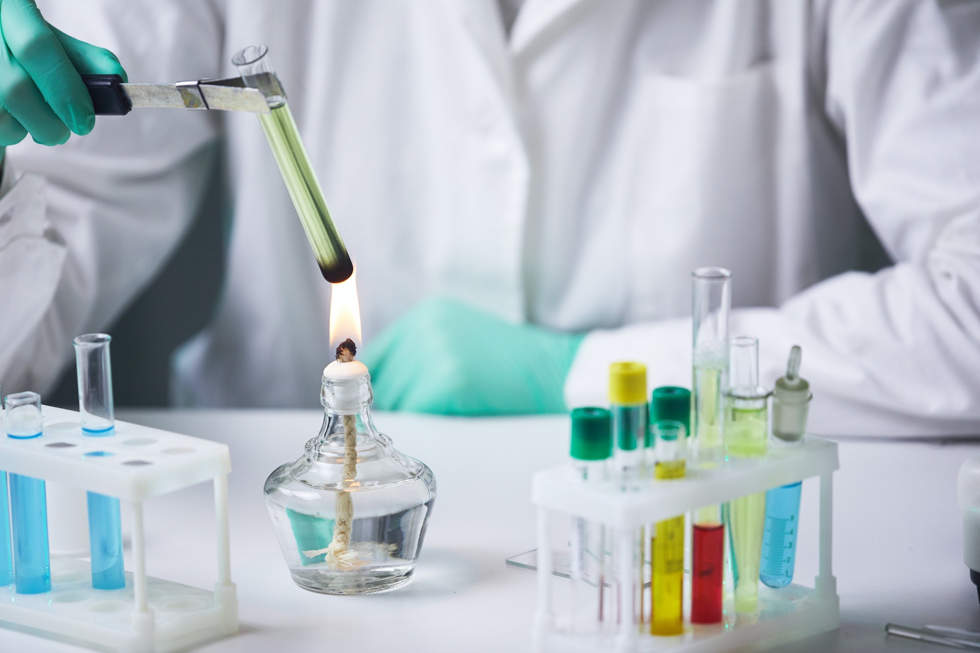 El biocombustible producido con bacterias salvará los motores térmicos