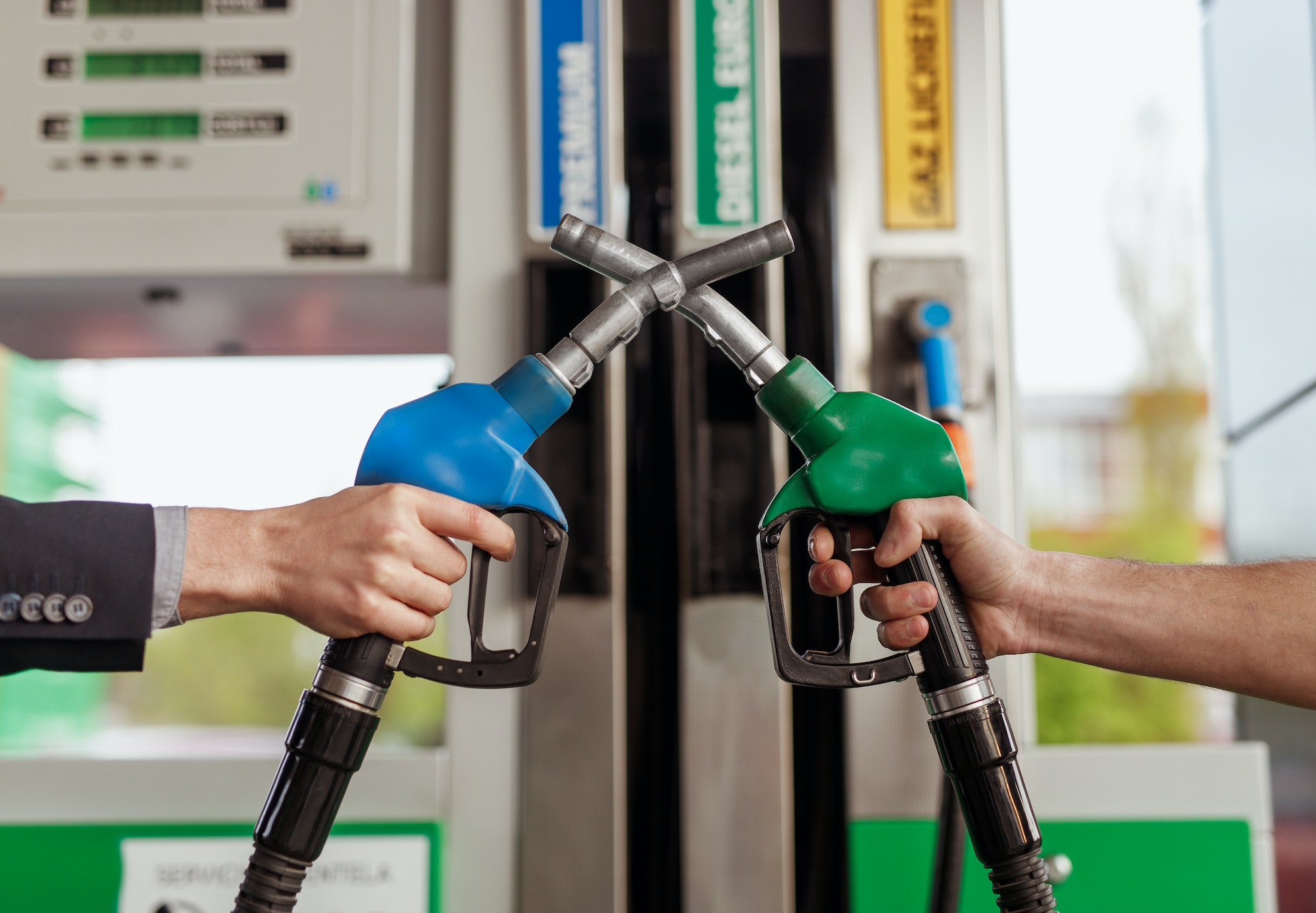 E-combustible vs biocombustibles, pros y contras, precio y diferencia