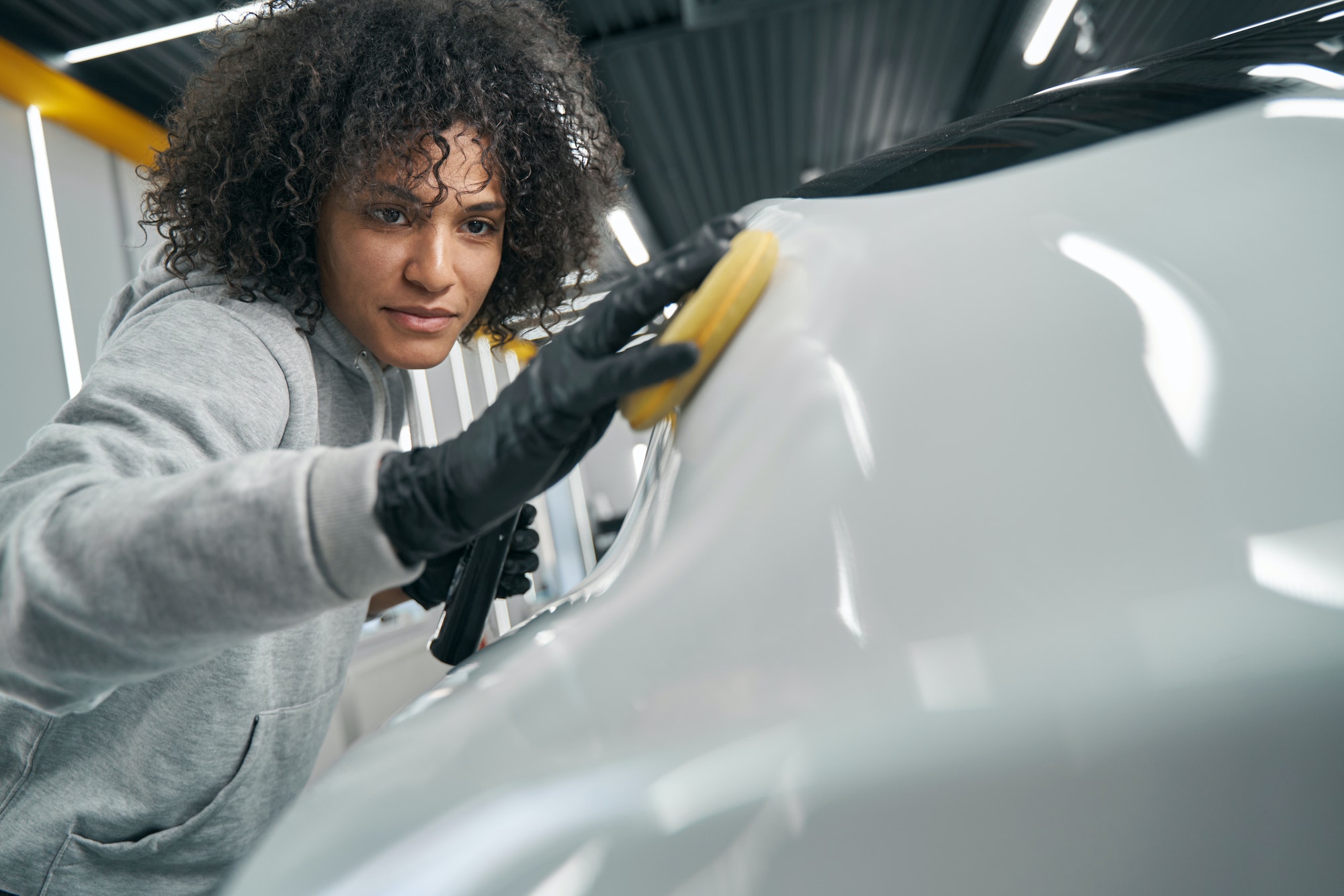 Pintura de coche desteñida, cómo revivir el color en 5 minutos