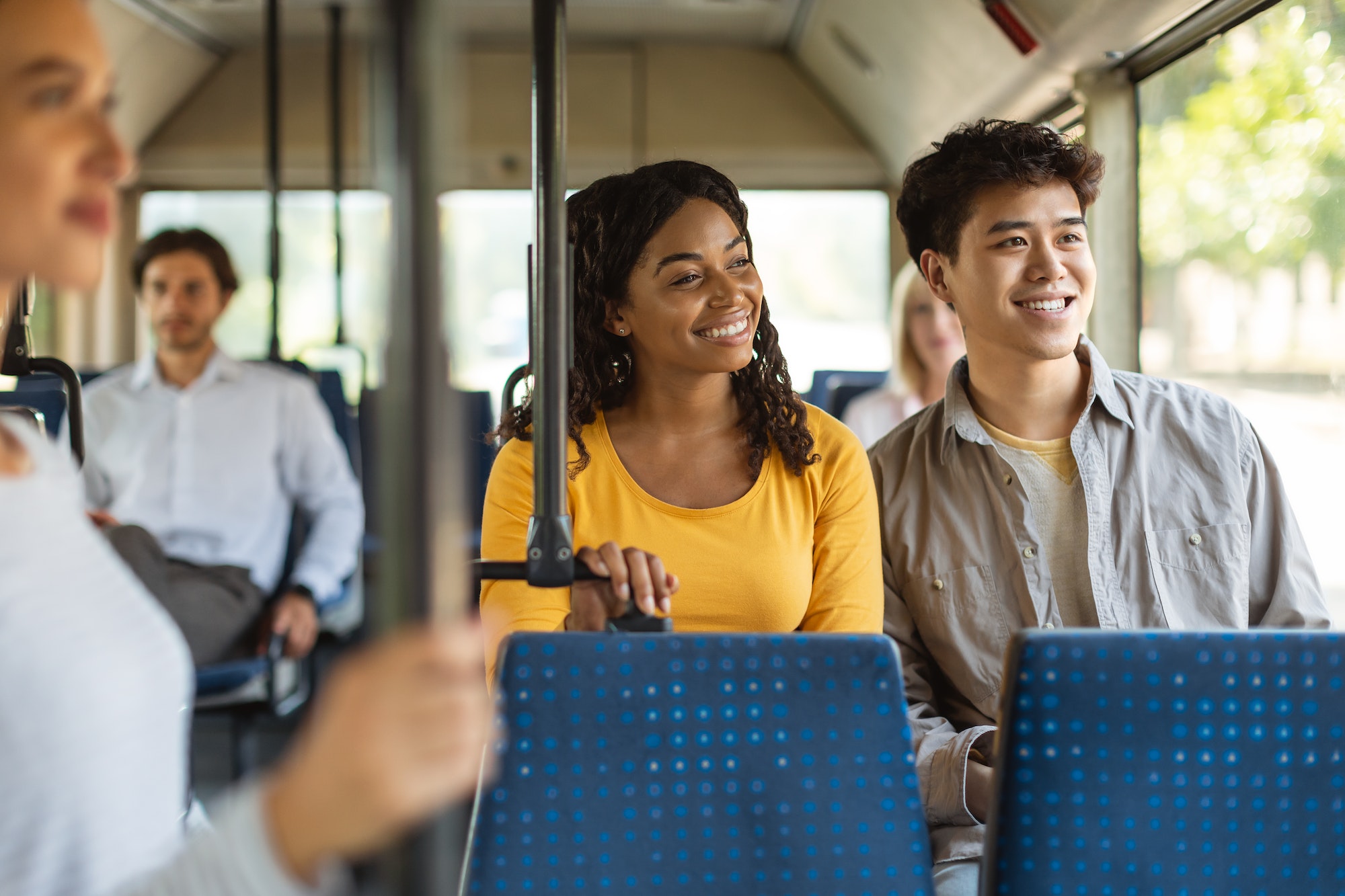 Quién debe usar los cinturones de seguridad en un autobús