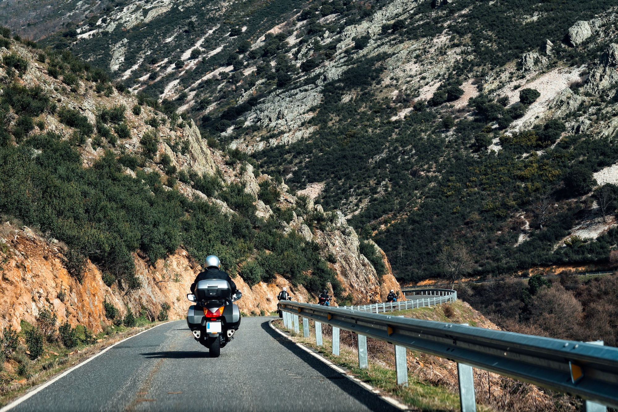 Cuanto puede sobresalir la carga en una moto